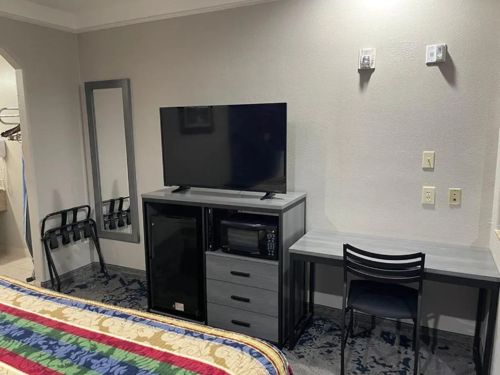 Queen Room in Scottish Inn and Suites Alvin