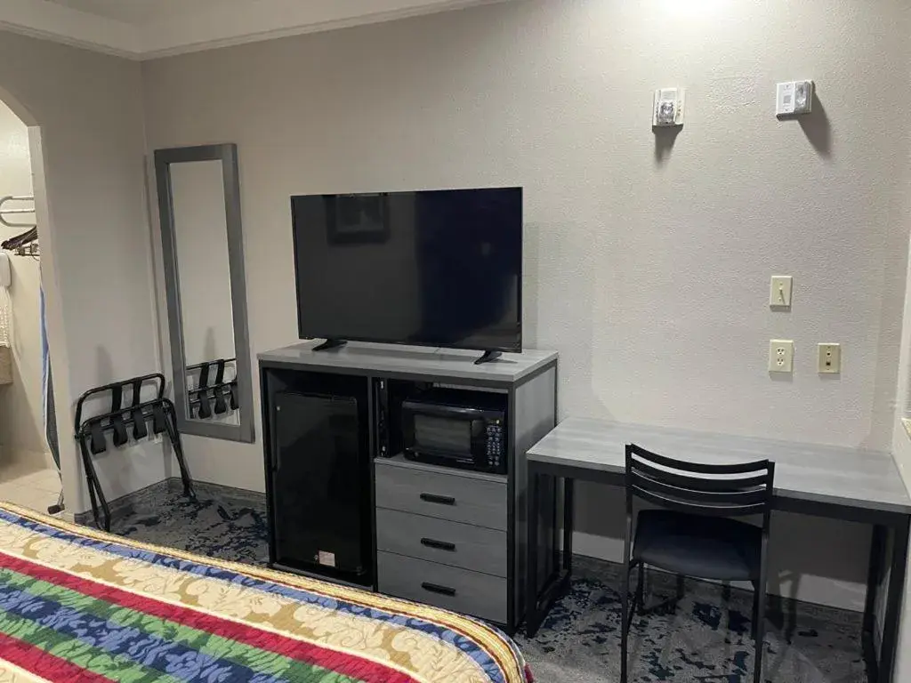 Queen Room in Scottish Inn and Suites Alvin Queen Room in Scottish Inn and Suites Alvin