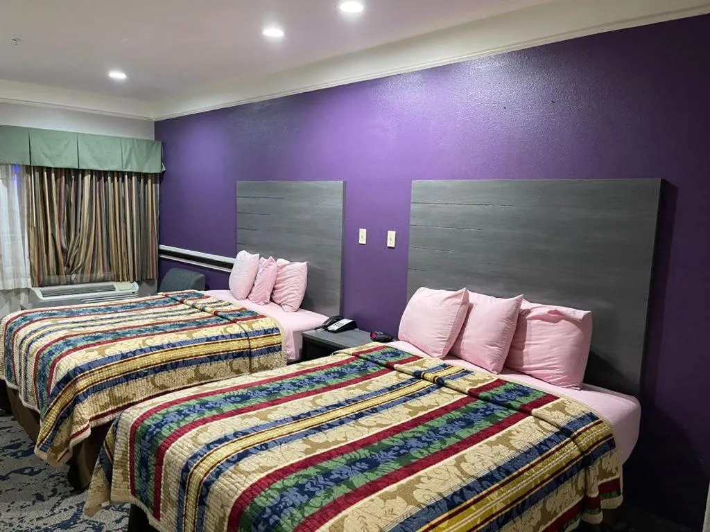 Queen Room with Two Queen Beds - Non-Smoking in Scottish Inn and Suites Alvin