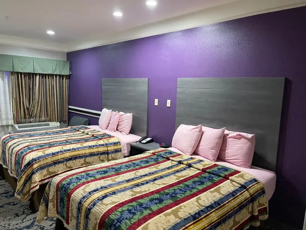 Queen Room with Two Queen Beds - Non-Smoking in Scottish Inn and Suites Alvin Queen Room with Two Queen Beds - Non-Smoking in Scottish Inn and Suites Alvin