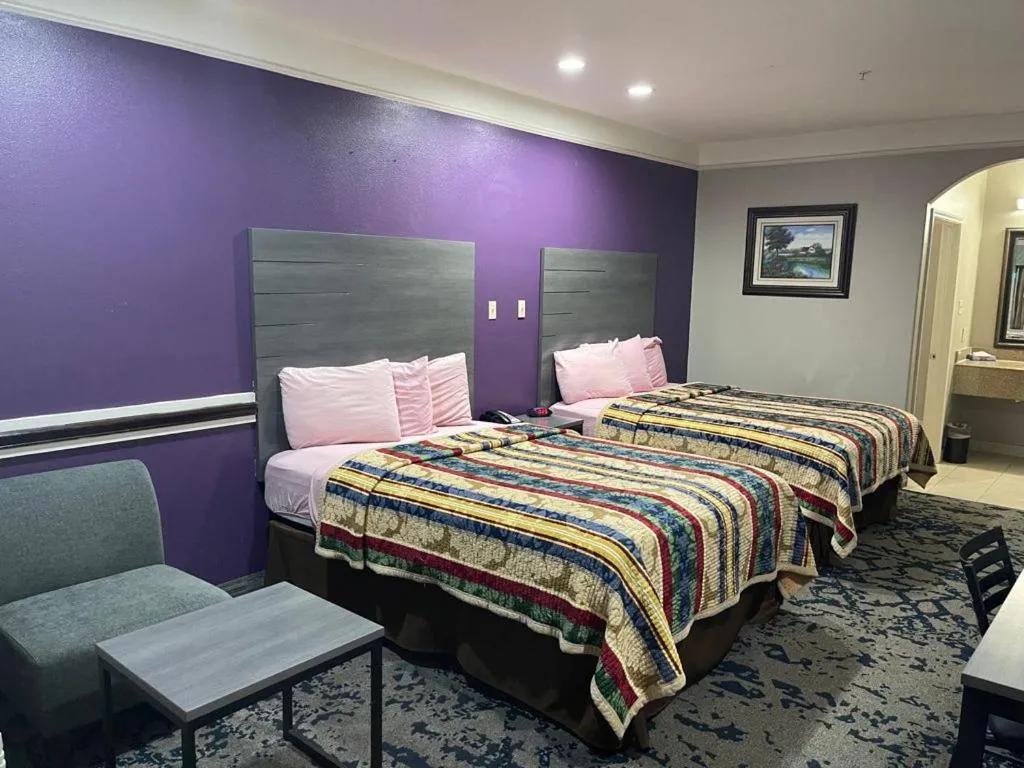 Queen Room with Two Queen Beds - Non-Smoking in Scottish Inn and Suites Alvin
