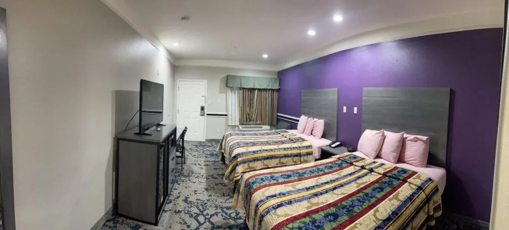 Queen Room with Two Queen Beds - Smoking in Scottish Inn and Suites Alvin