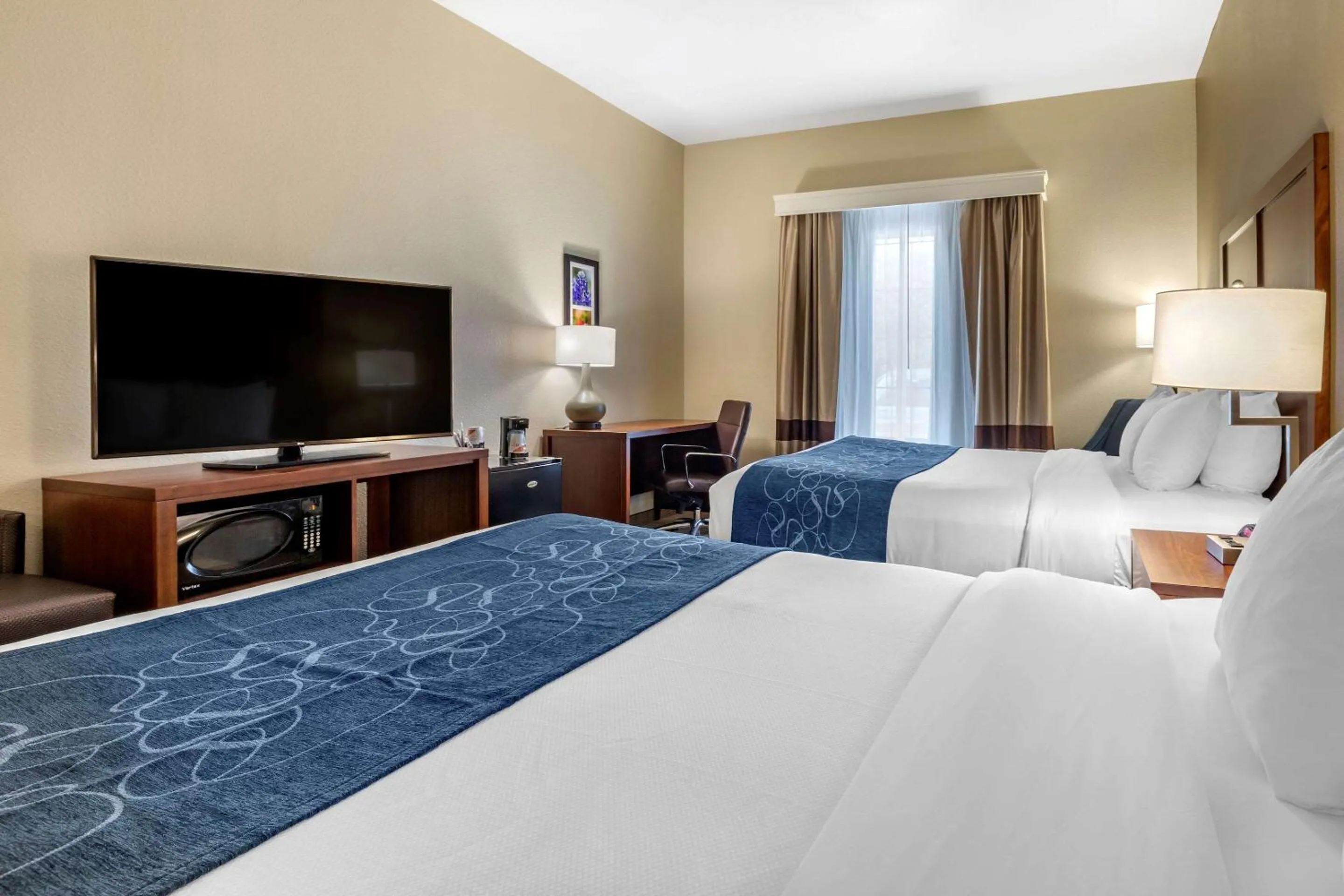 Photo of the whole room, Bed in Comfort Inn & Suites Paris