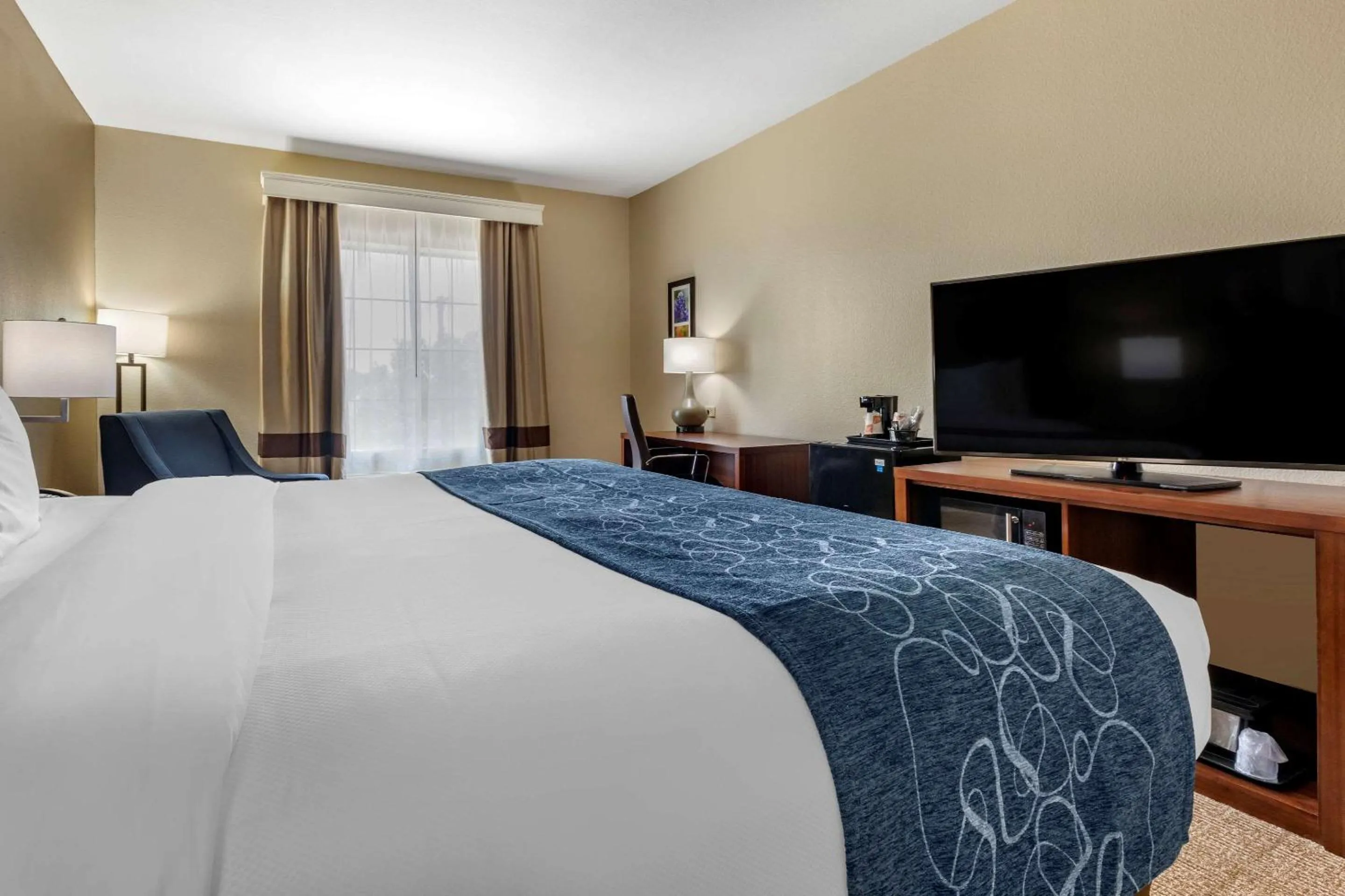 Photo of the whole room, Bed in Comfort Inn & Suites Paris