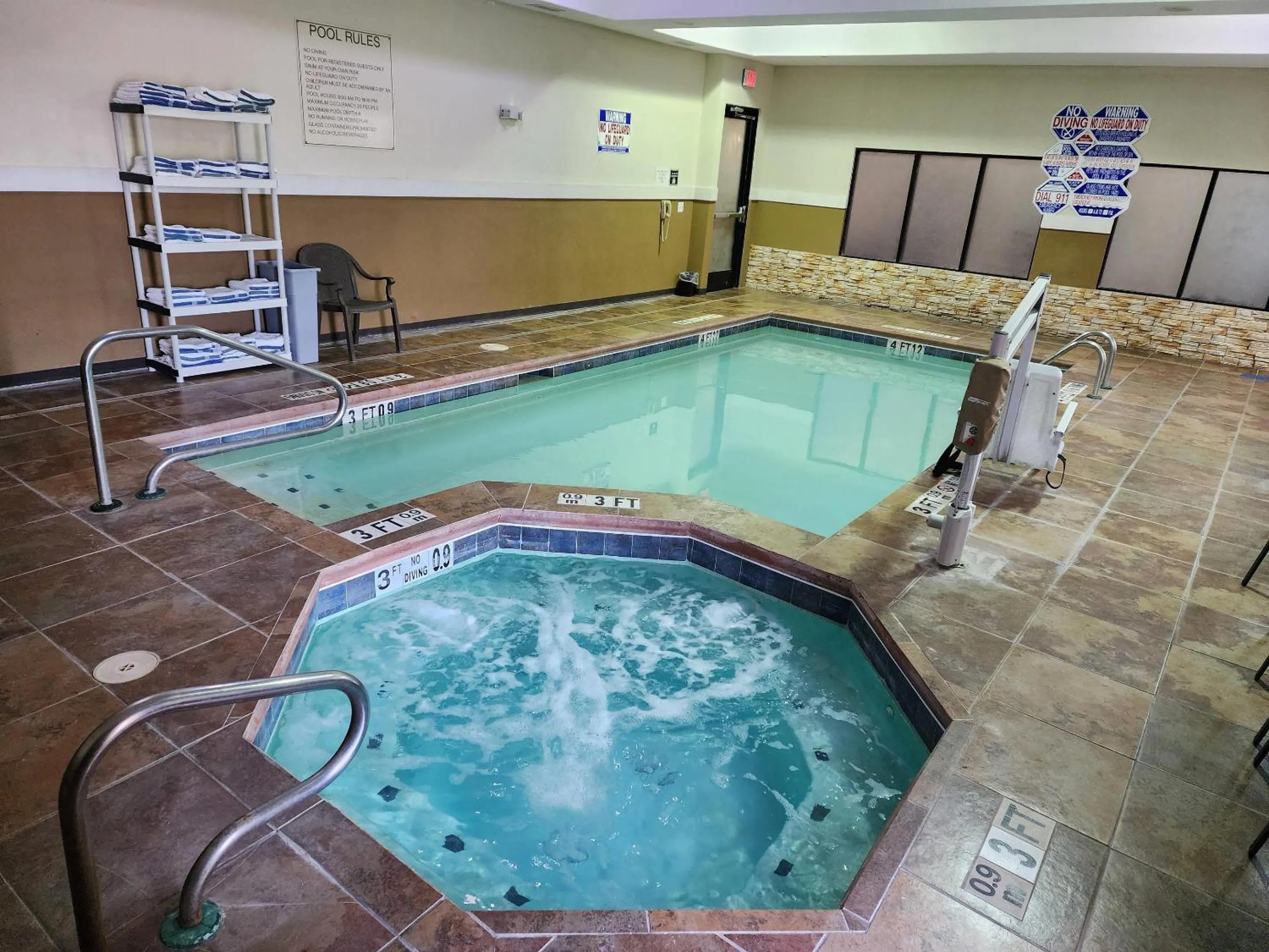 Swimming pool in Sleep Inn & Suites West Medical Center