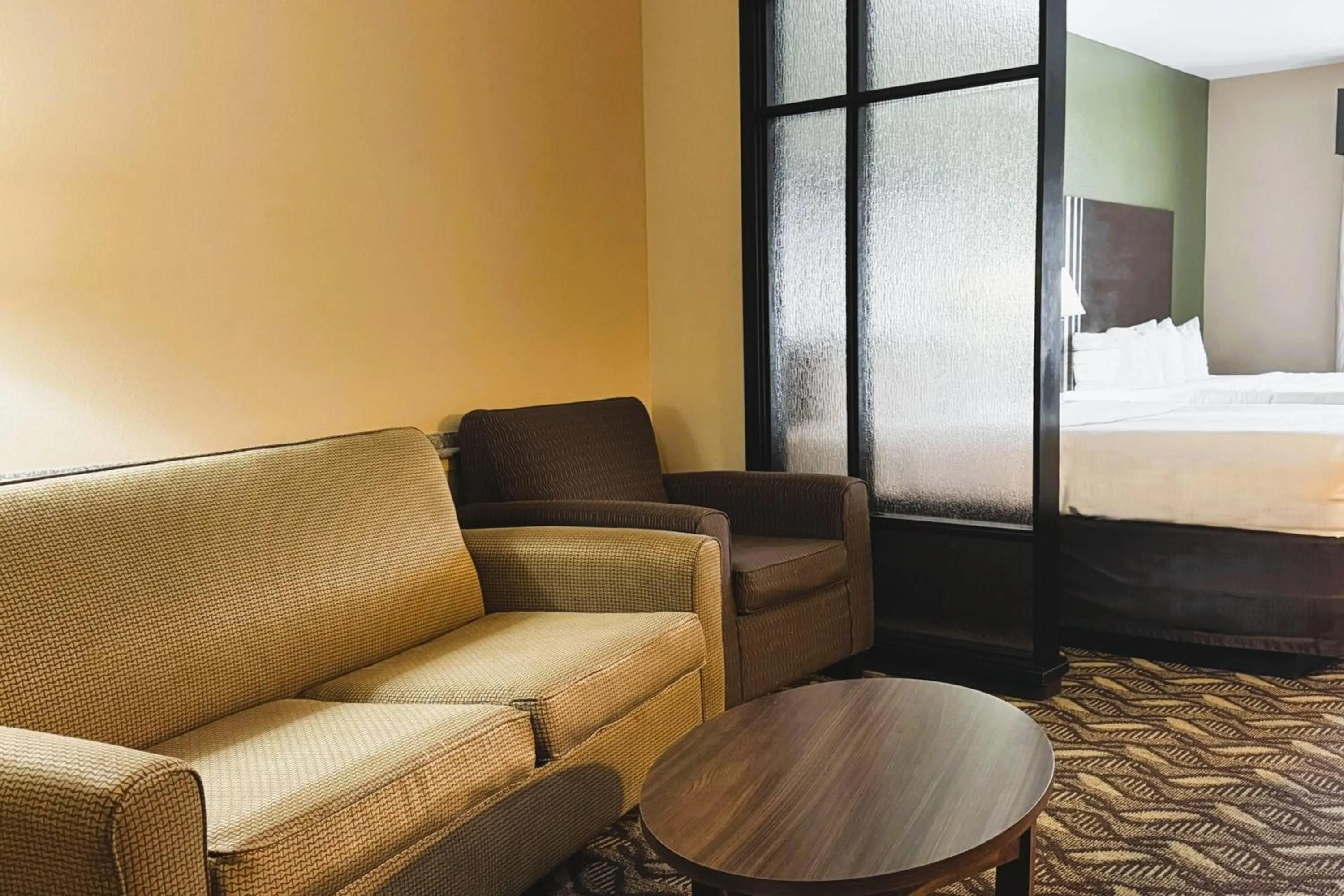 Photo of the whole room, Bed in Baymont by Wyndham Jewett