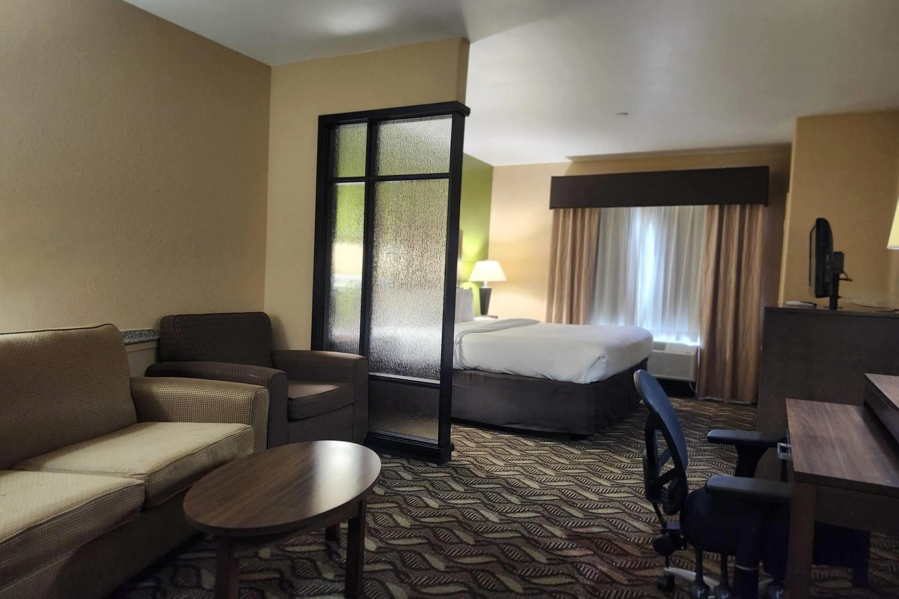 Photo of the whole room, Bed in Baymont by Wyndham Jewett