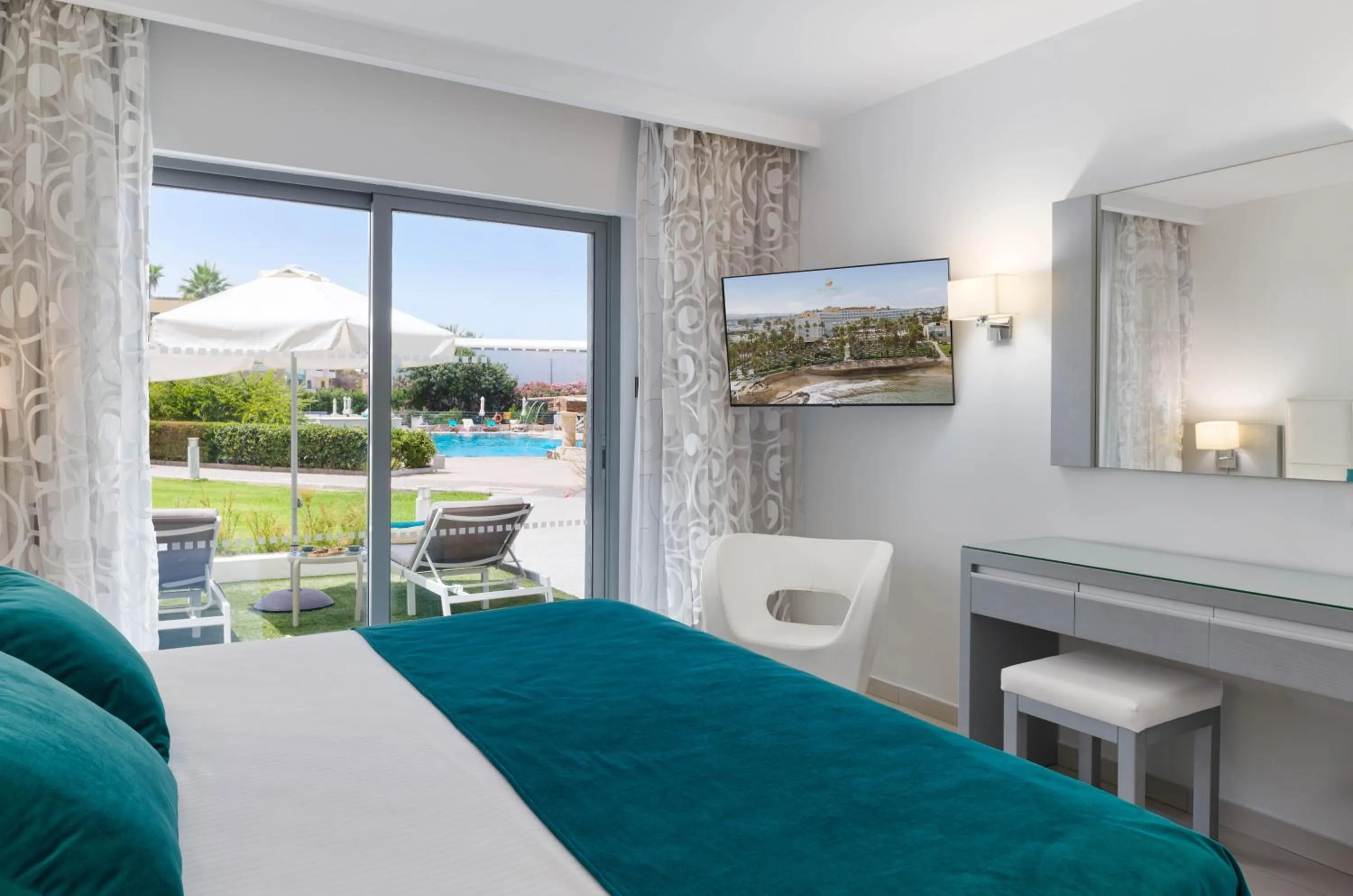 Bedroom, Bed in St George Beach Hotel & Spa Resort