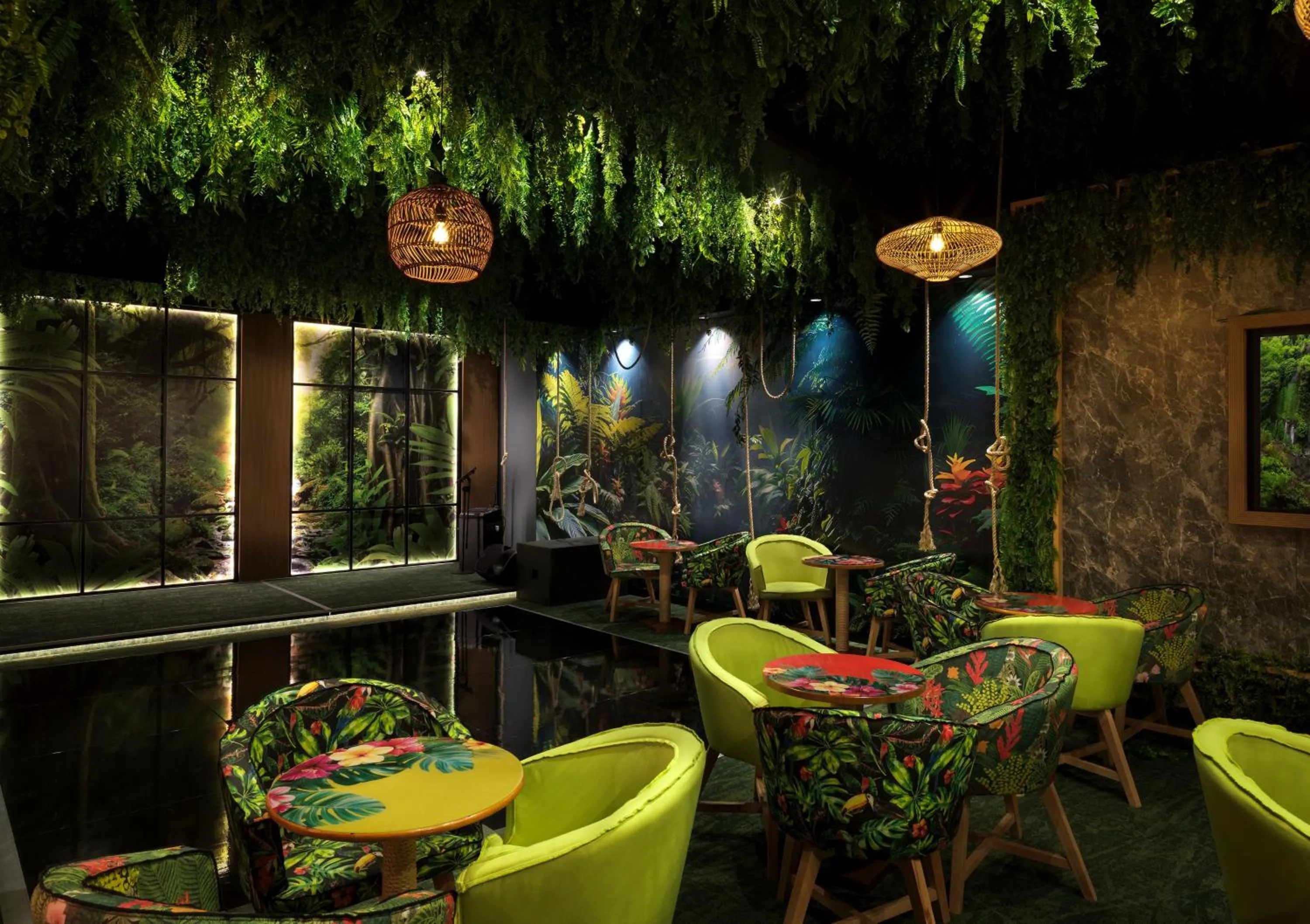 Lounge or bar in St George Beach Hotel & Spa Resort