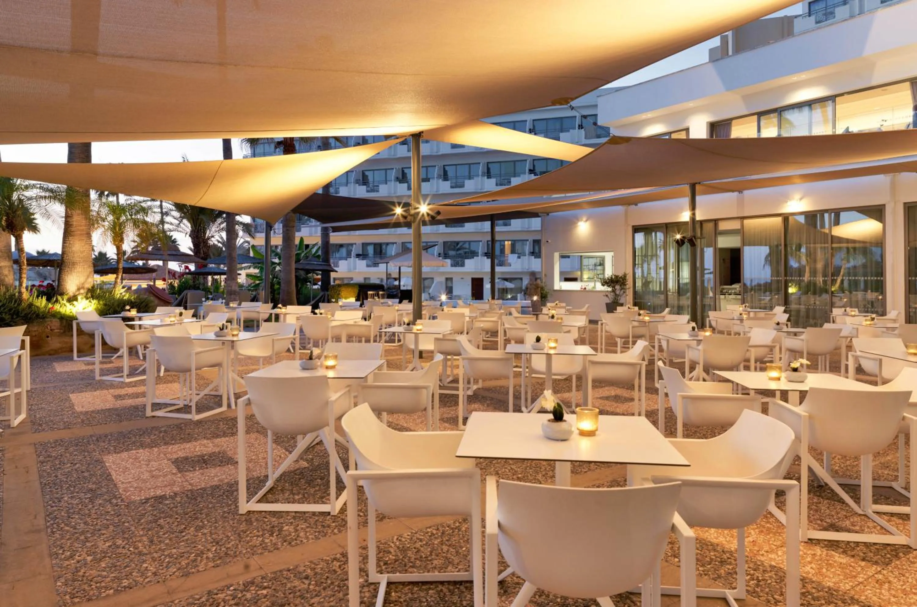 Lounge or bar in St George Beach Hotel & Spa Resort