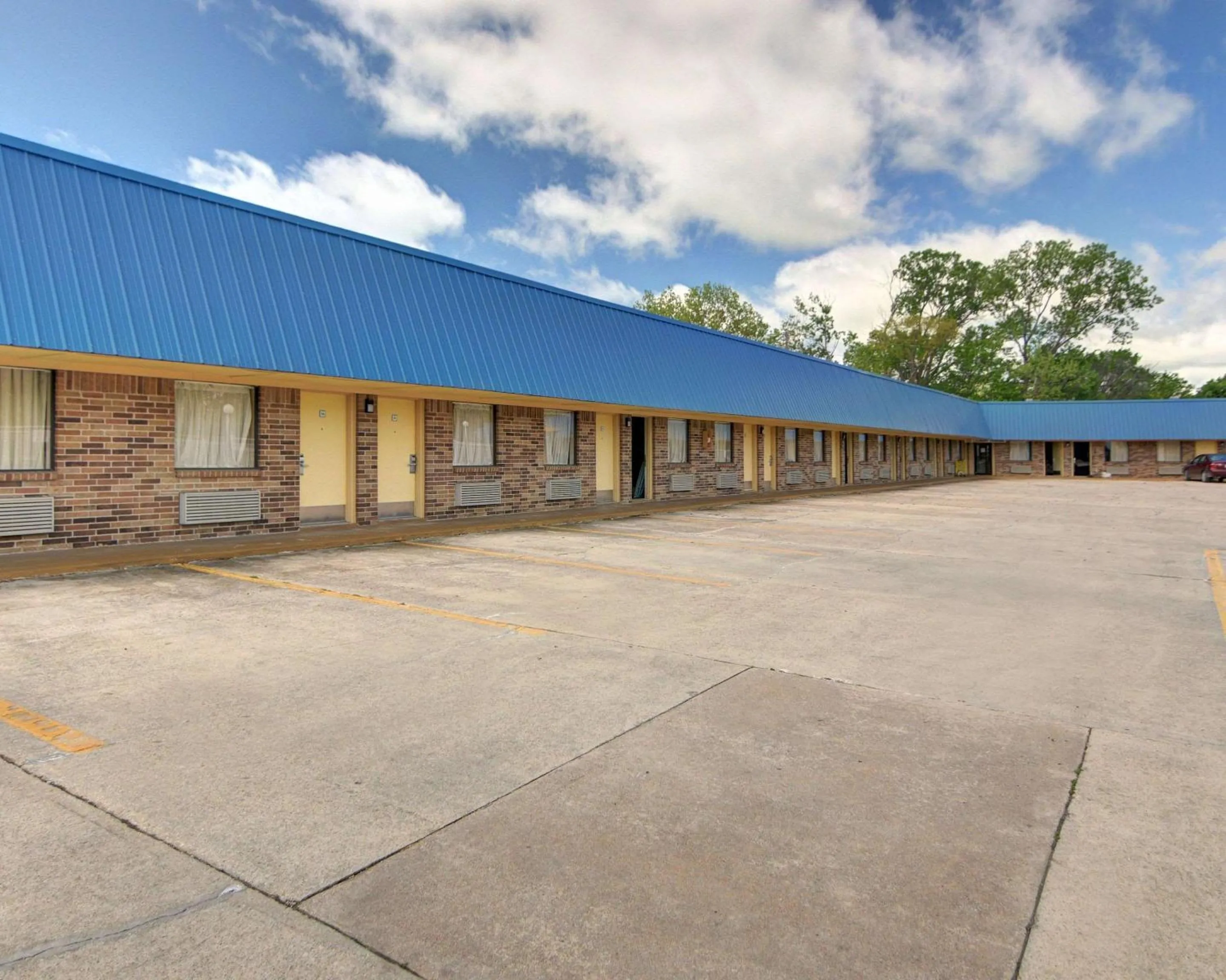 Property building in Rodeway Inn Gainesville I-35