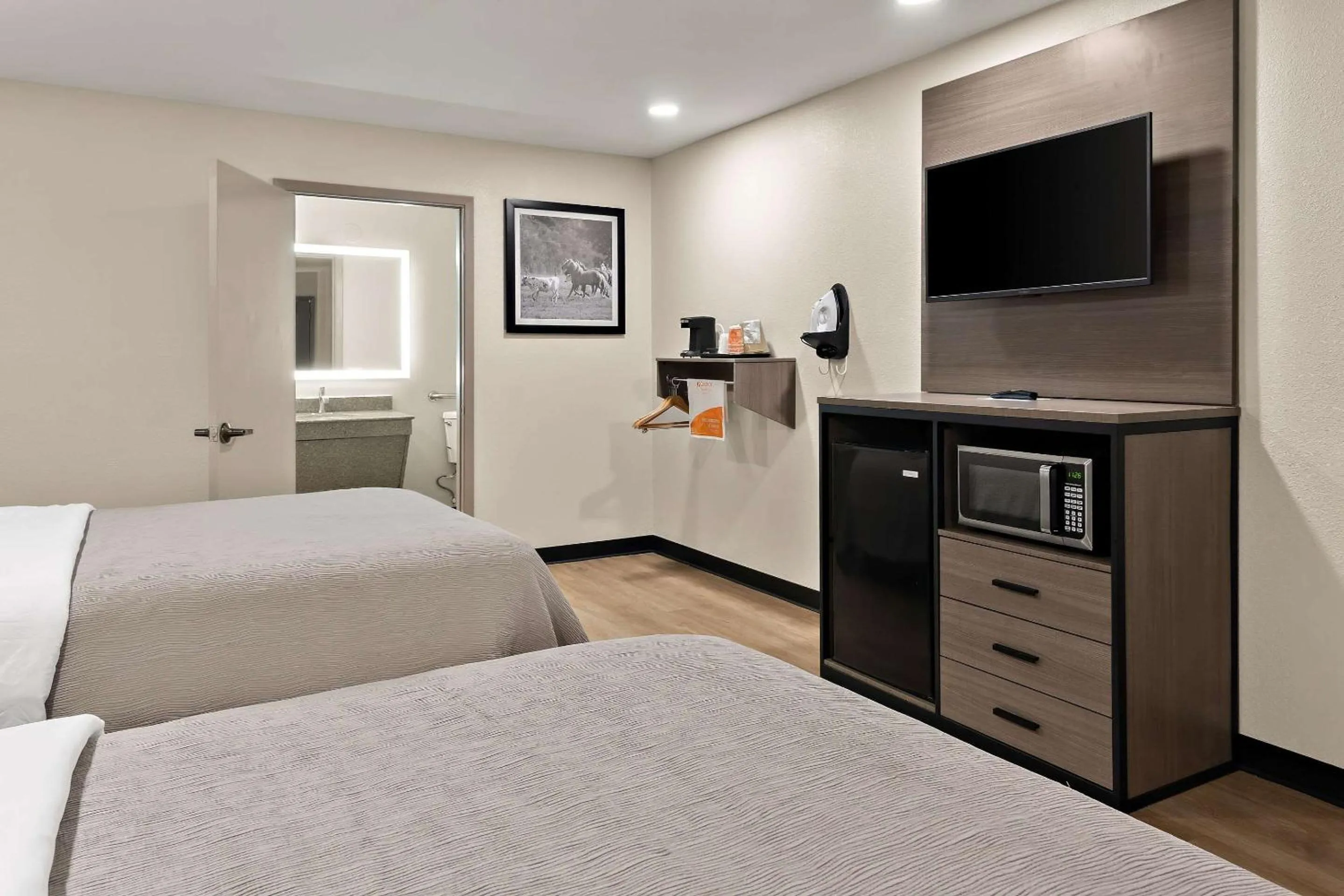 Bedroom, Bed in Quality Inn & Suites Weatherford