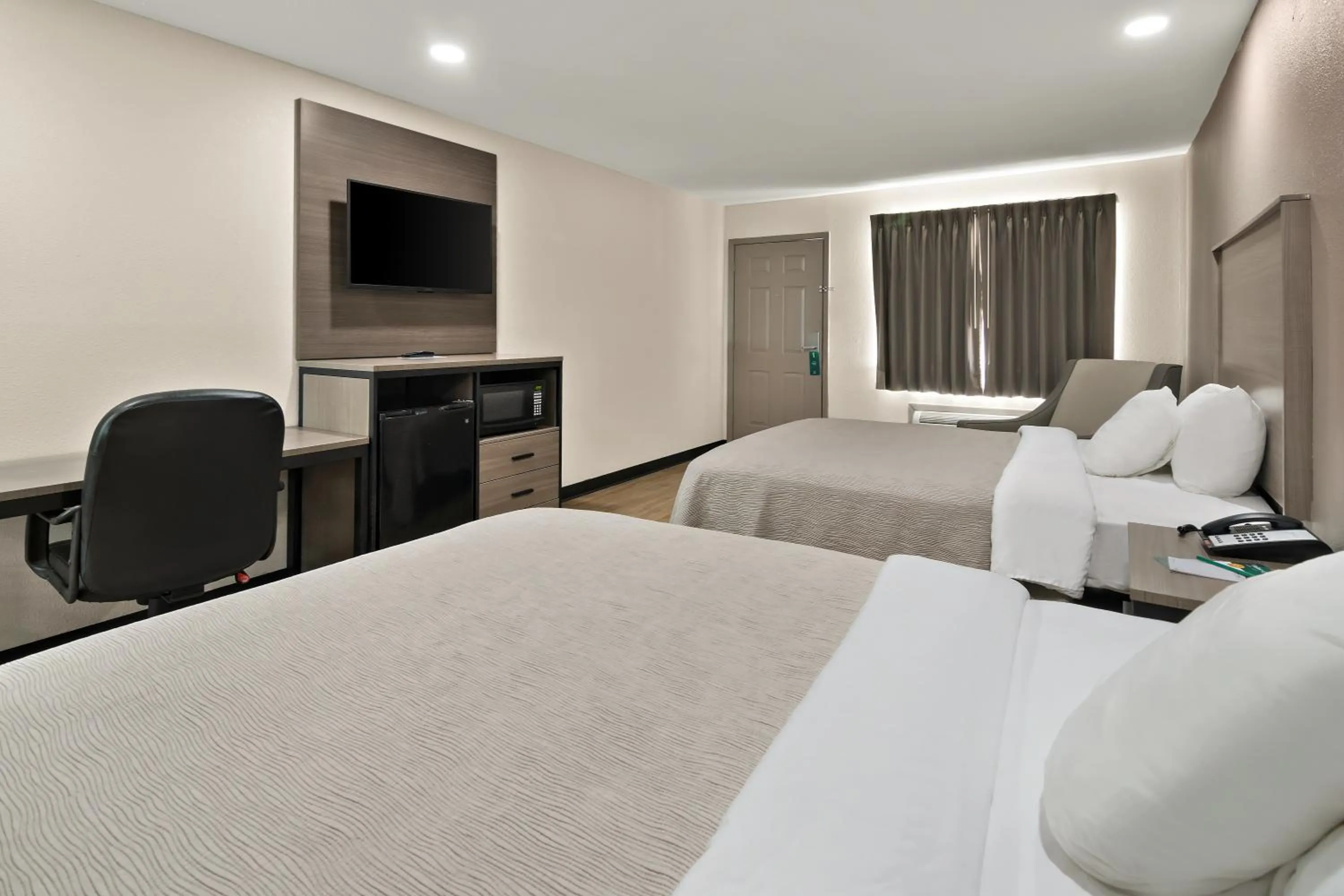 Bed in Quality Inn & Suites Weatherford