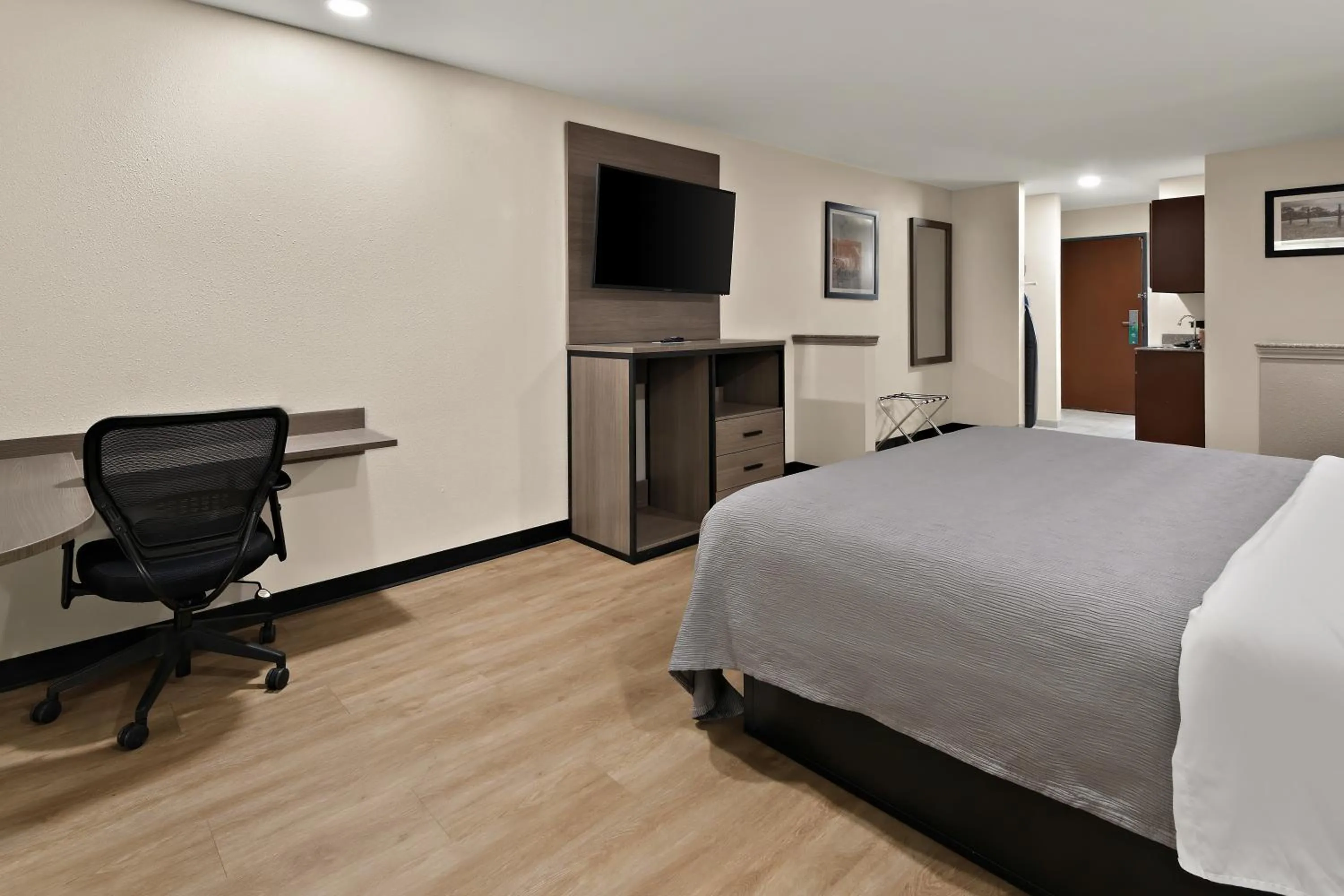 Photo of the whole room, Bed in Quality Inn & Suites Weatherford