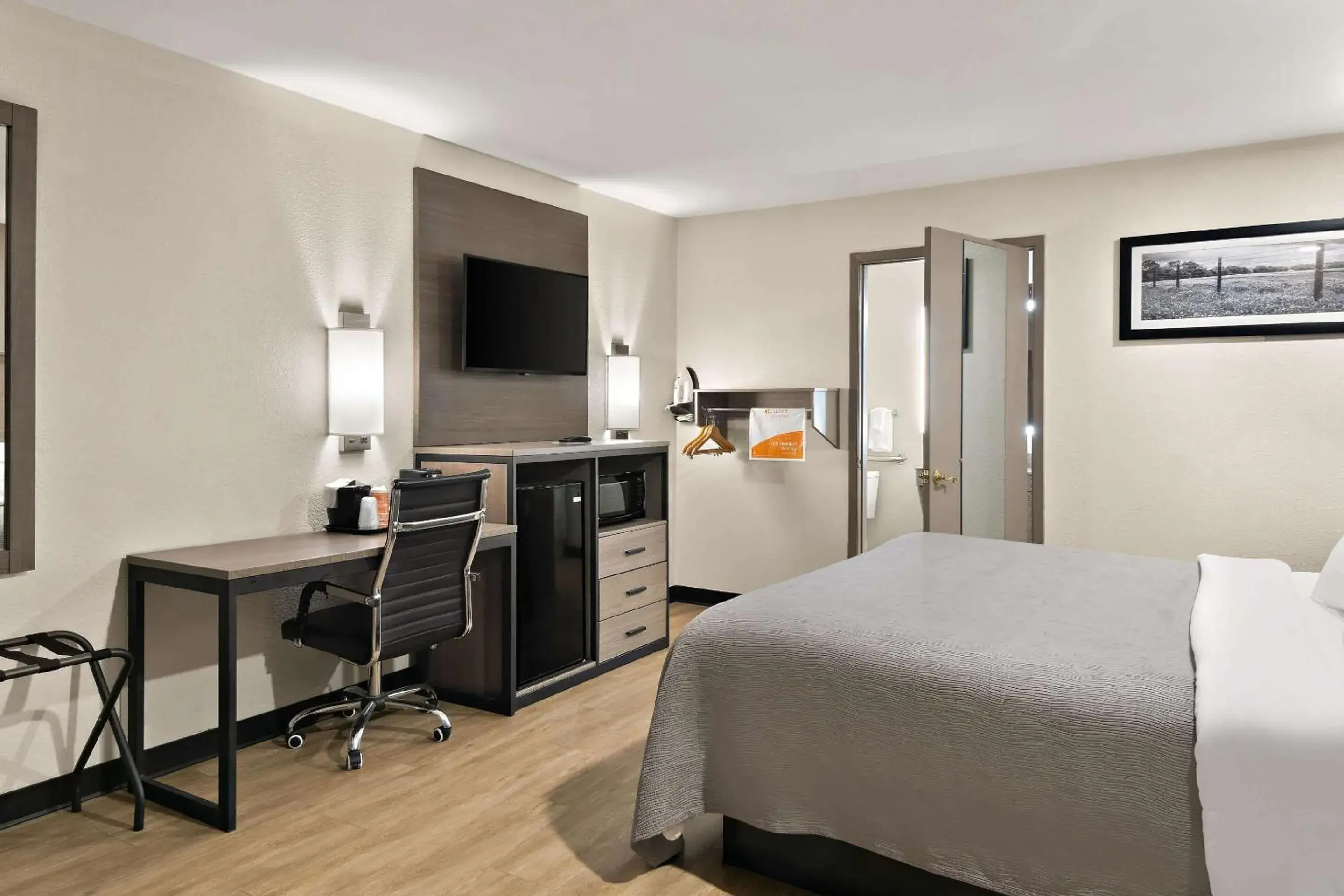 Bedroom, Bed in Quality Inn & Suites Weatherford Bedroom, Bed in Quality Inn & Suites Weatherford