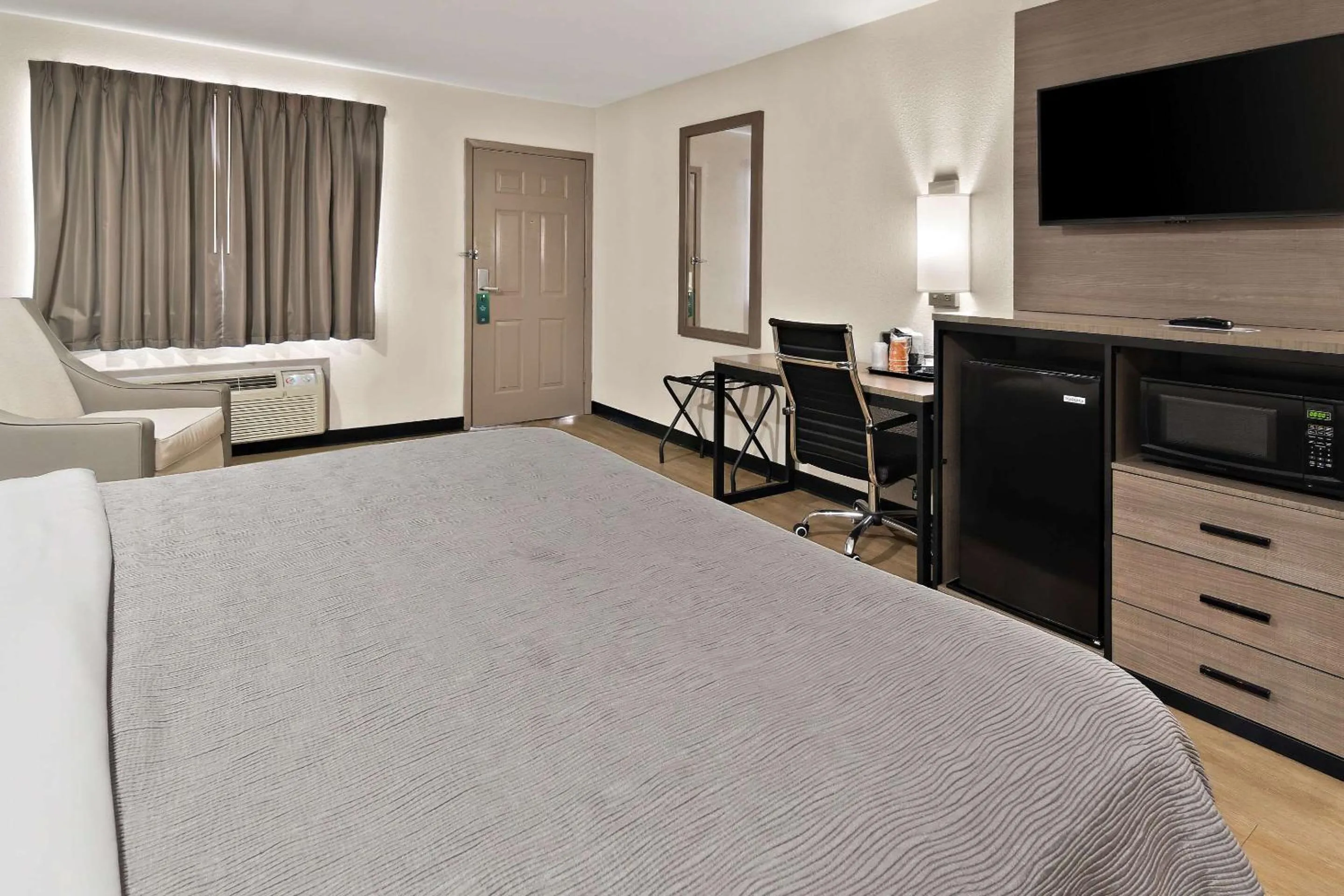 Bedroom, Bed in Quality Inn & Suites Weatherford