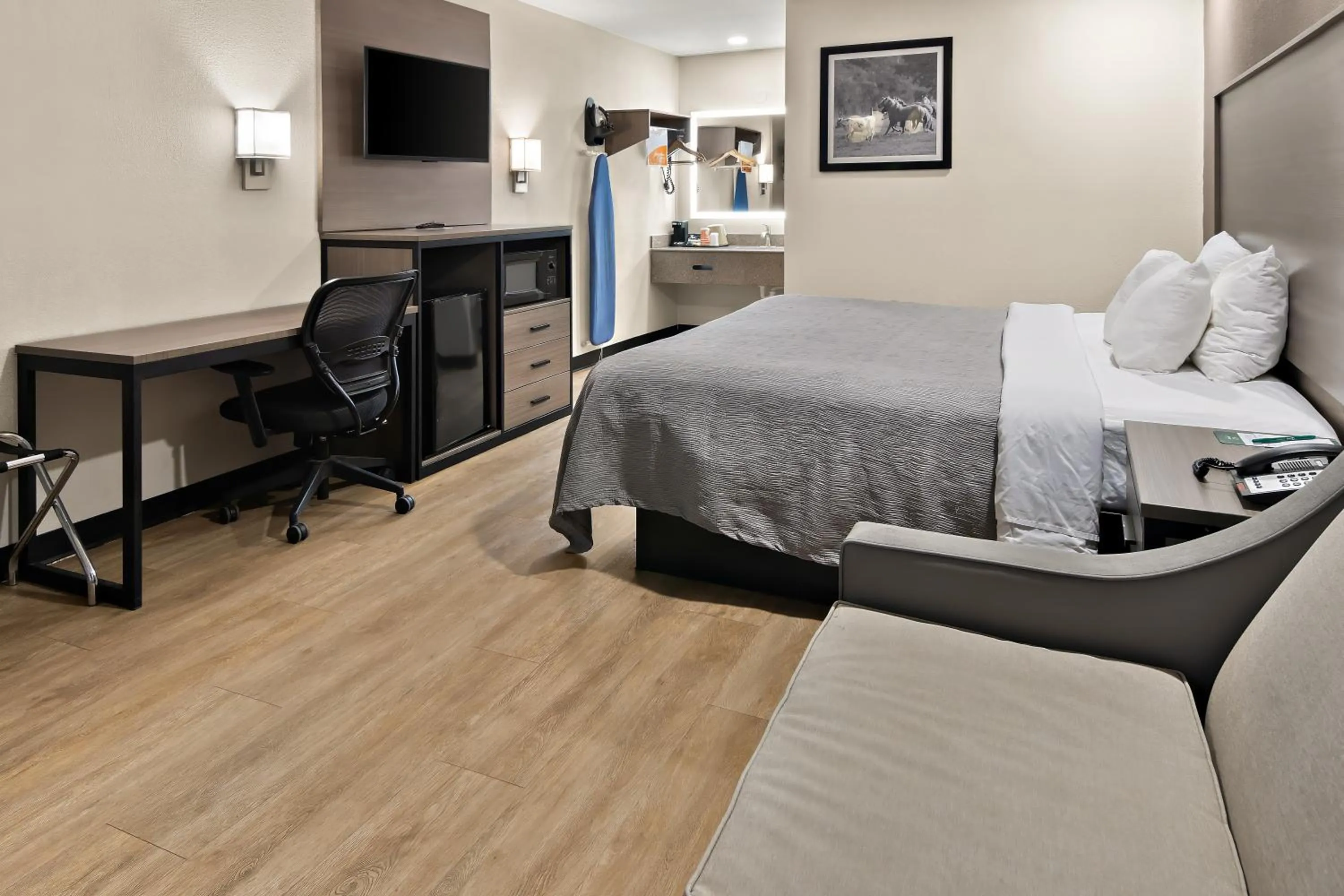 Photo of the whole room, Bed in Quality Inn & Suites Weatherford