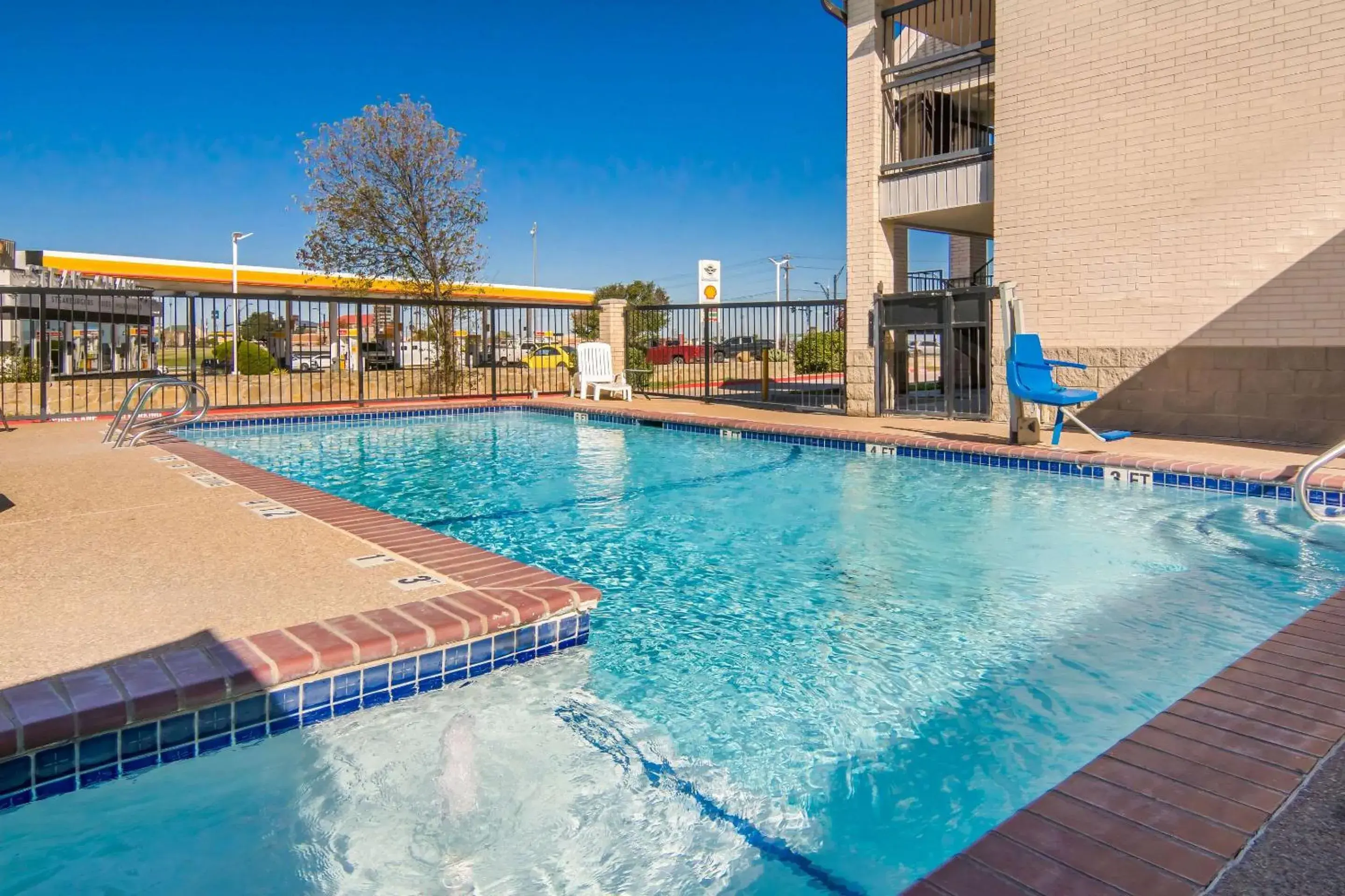 Swimming pool in Quality Inn & Suites Weatherford Swimming pool in Quality Inn & Suites Weatherford