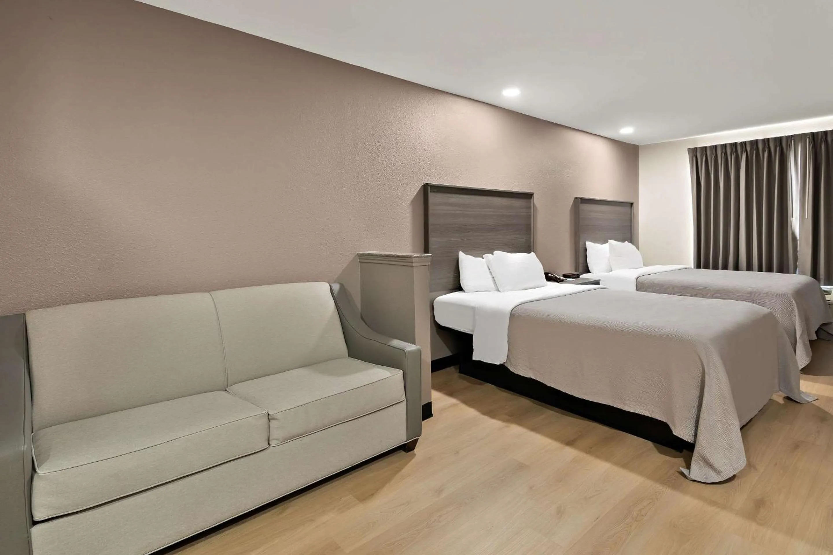 Bedroom, Bed in Quality Inn & Suites Weatherford