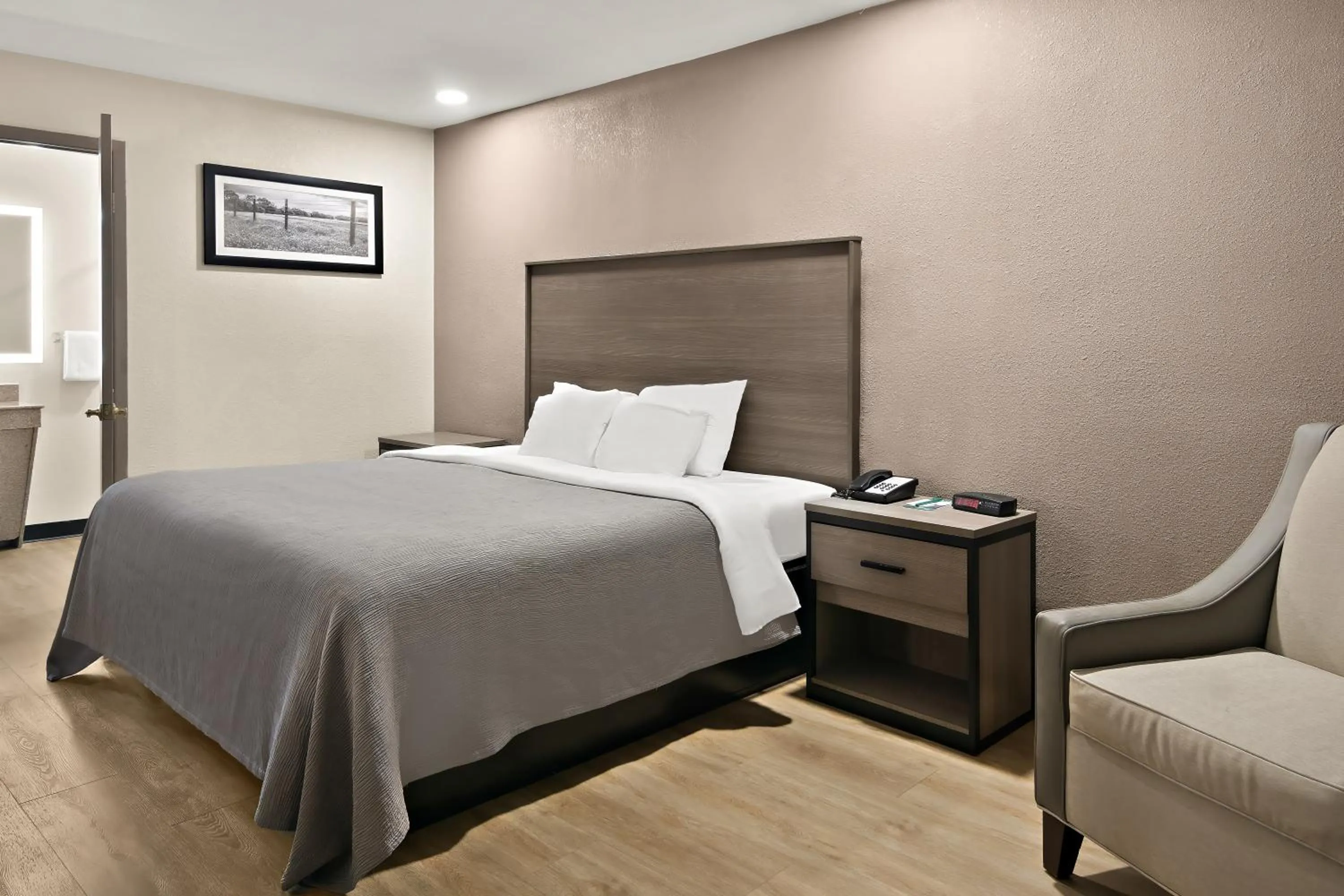 Bedroom, Bed in Quality Inn & Suites Weatherford