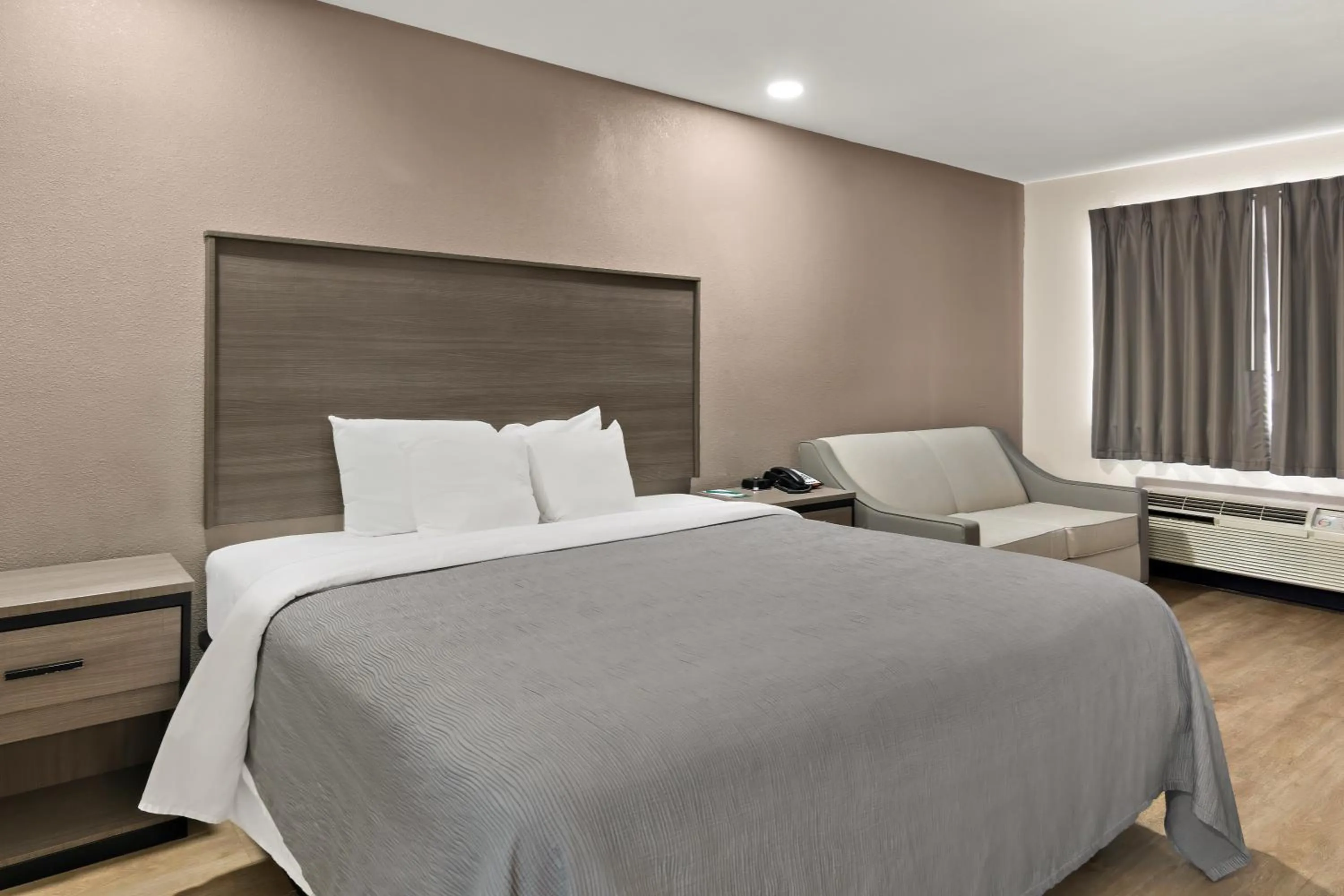 Photo of the whole room, Bed in Quality Inn & Suites Weatherford