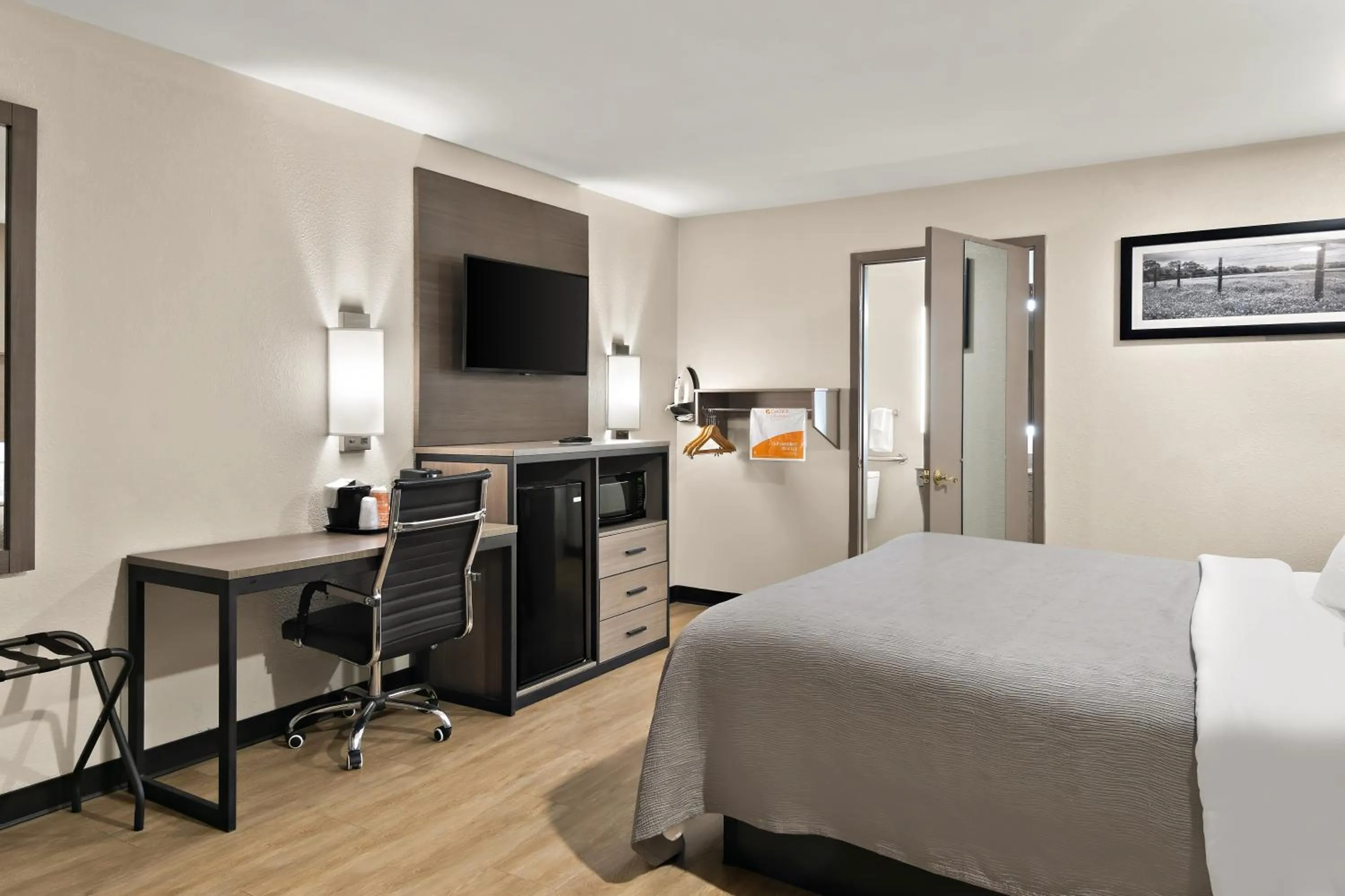 TV and multimedia, Bed in Quality Inn & Suites Weatherford