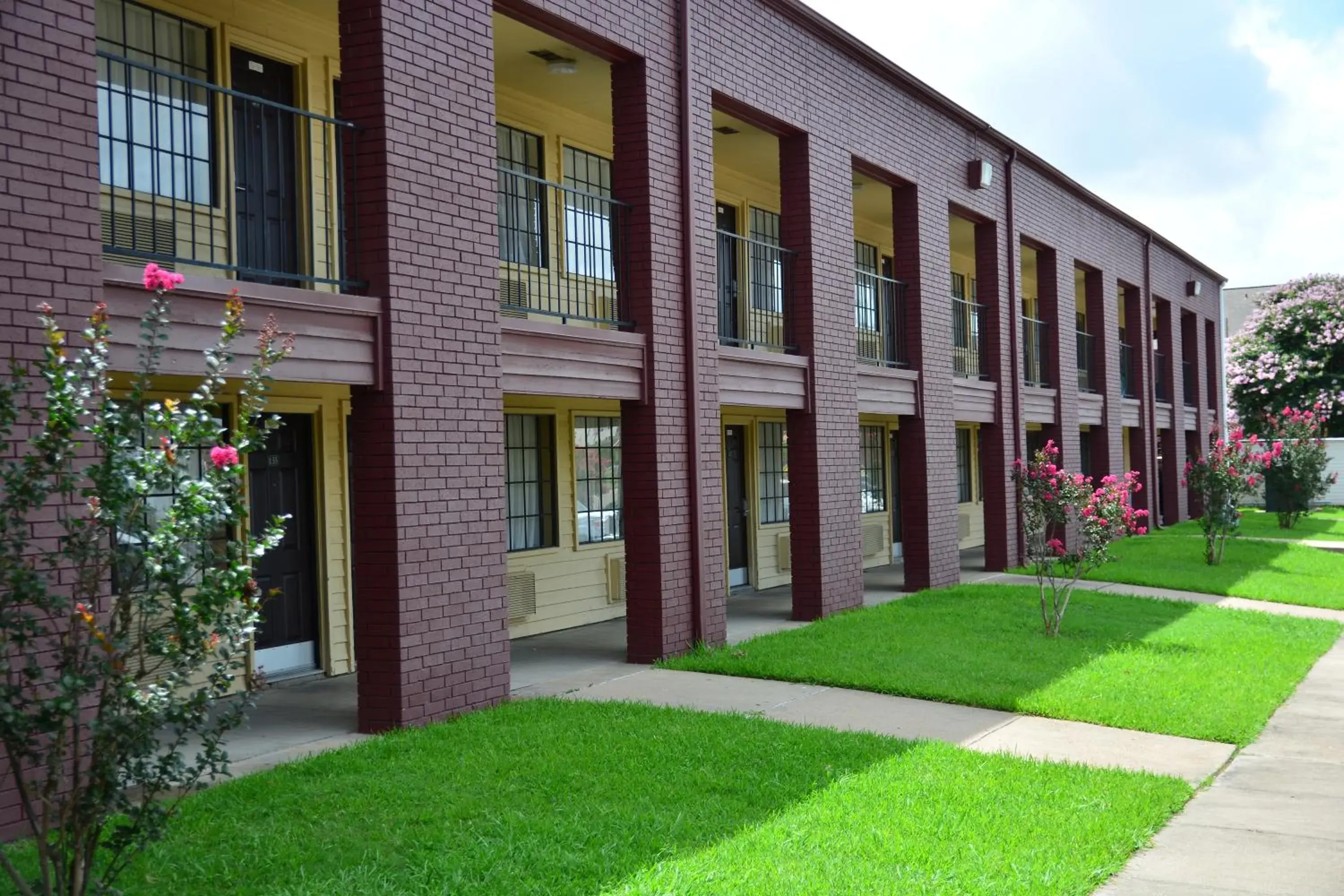 Property building in Days Inn by Wyndham College Station University Drive Property building in Days Inn by Wyndham College Station University Drive