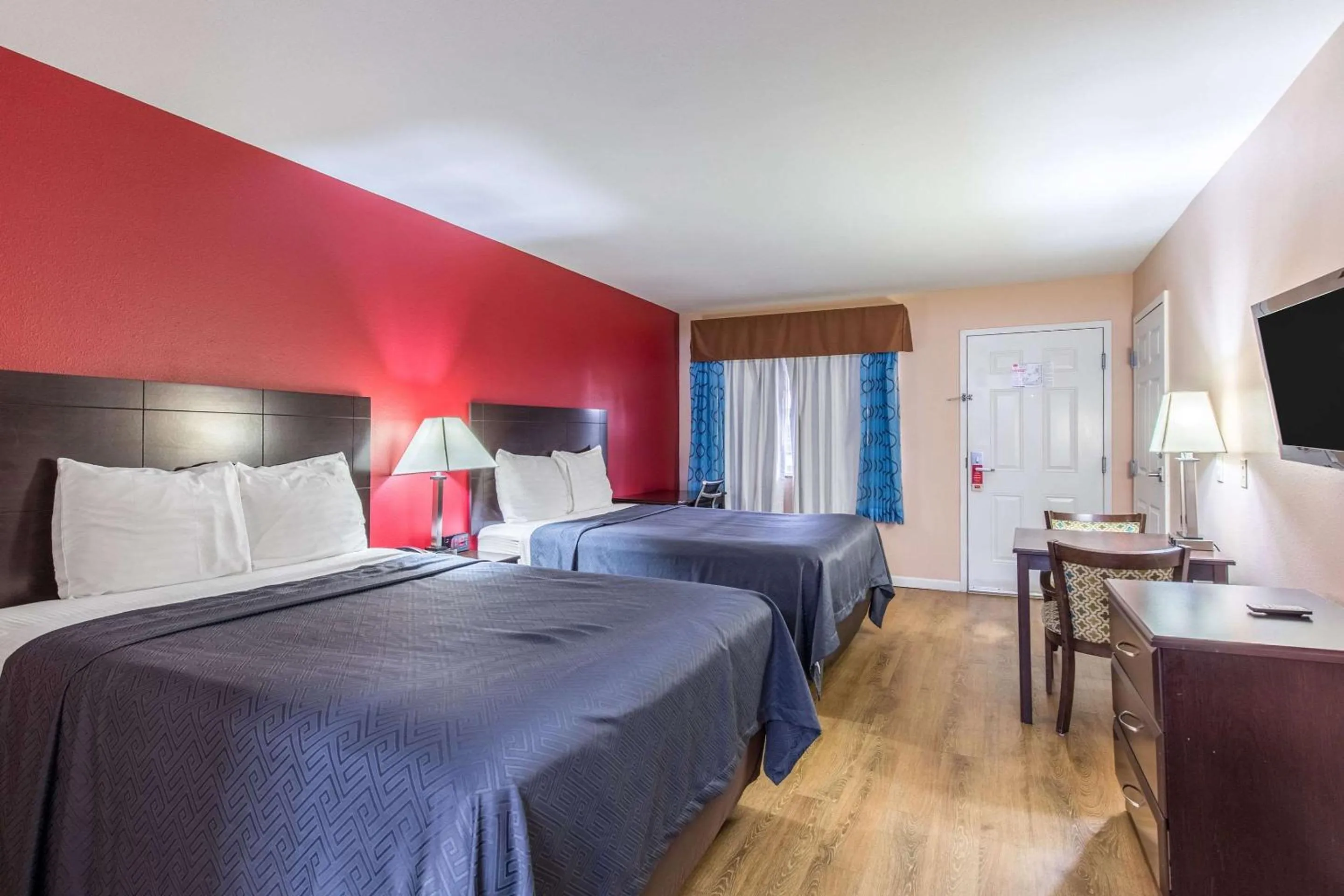 Photo of the whole room, Bed in Quality Inn & Suites Bridge City Orange