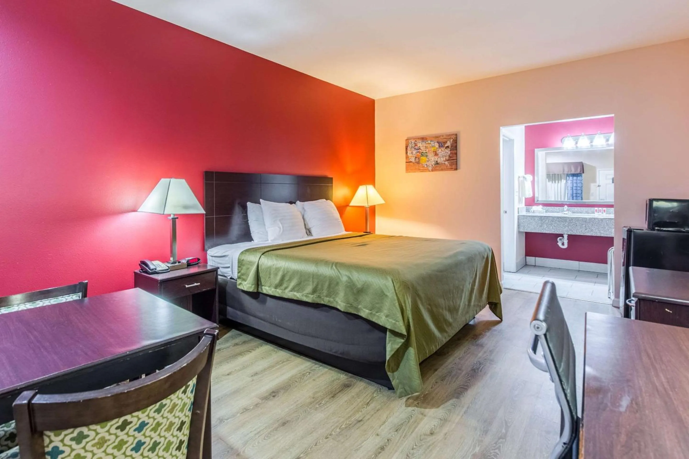 Photo of the whole room, Bed in Quality Inn & Suites Bridge City Orange