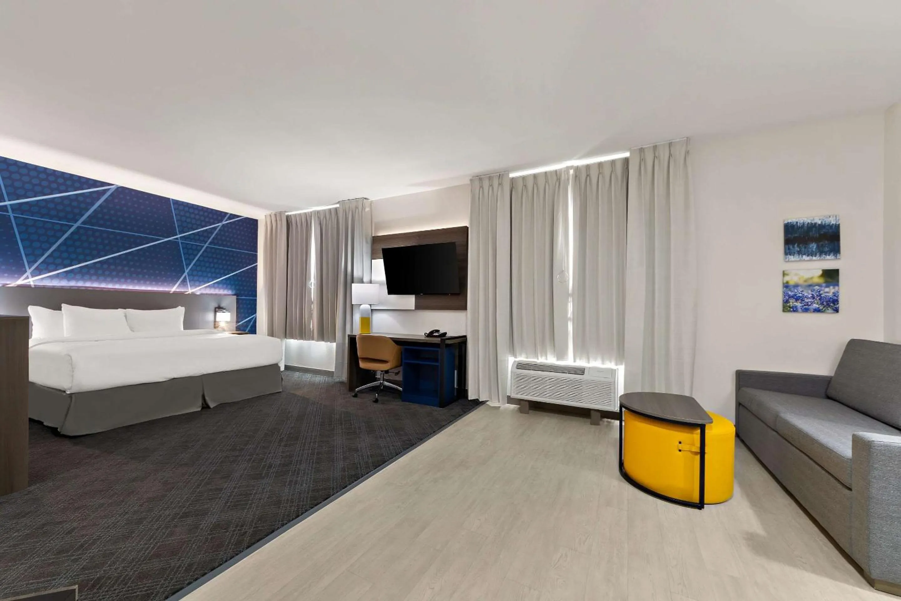 Photo of the whole room, Bed in Comfort Suites Bastrop