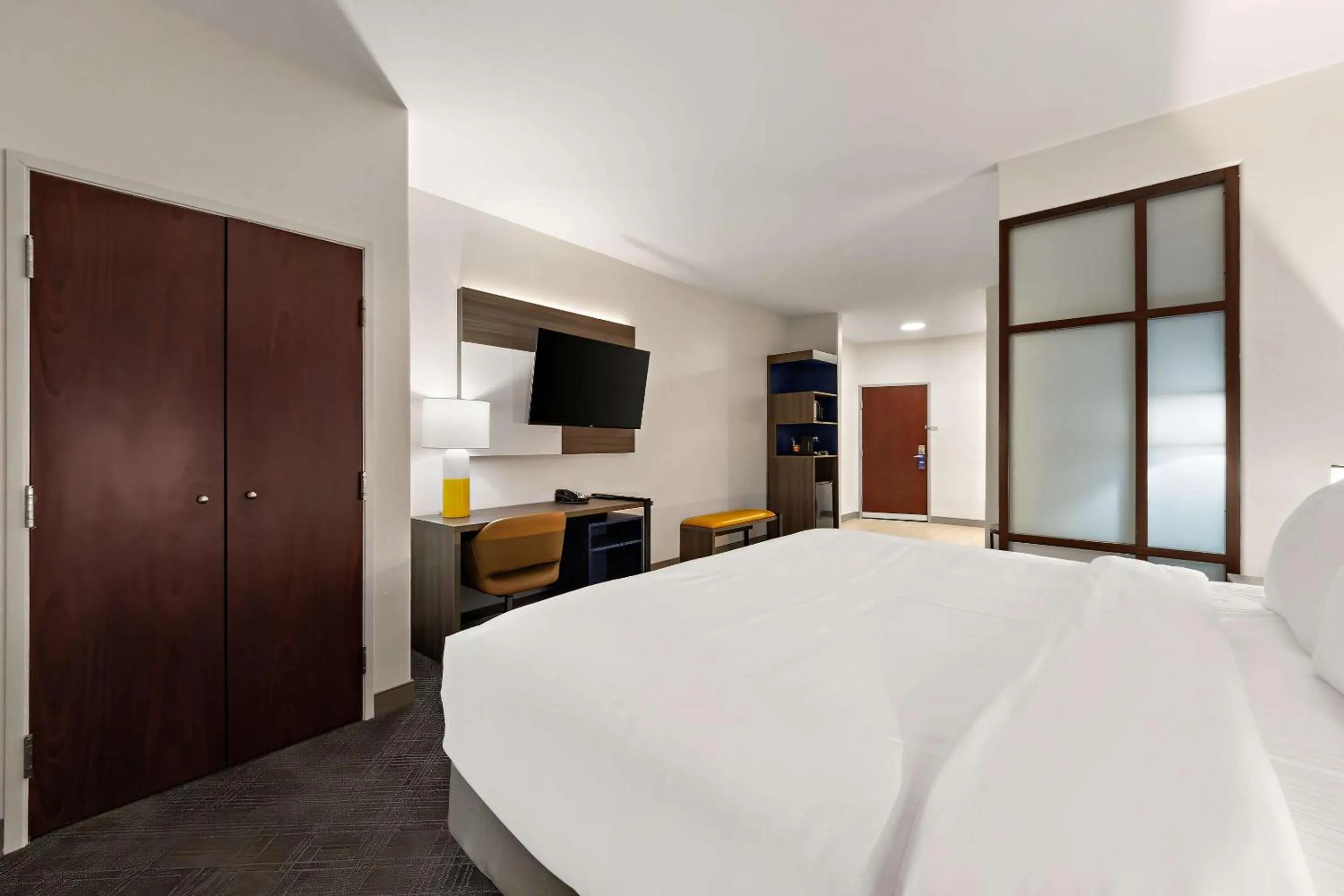 Bedroom, Bed in Comfort Suites Bastrop