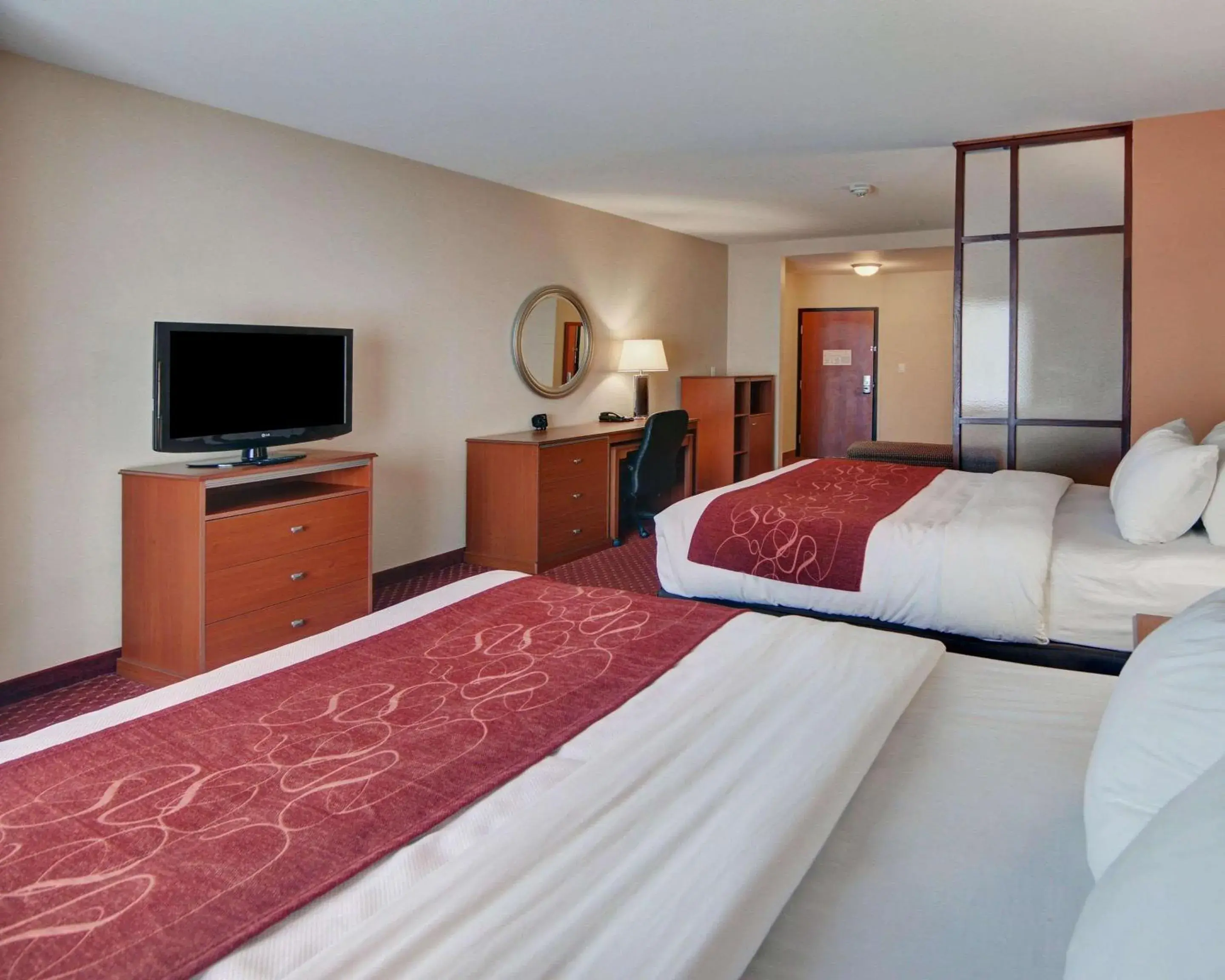 Queen Suite - Non-Smoking in Quality Suites Near Cedar Creek Lake Queen Suite - Non-Smoking in Quality Suites Near Cedar Creek Lake