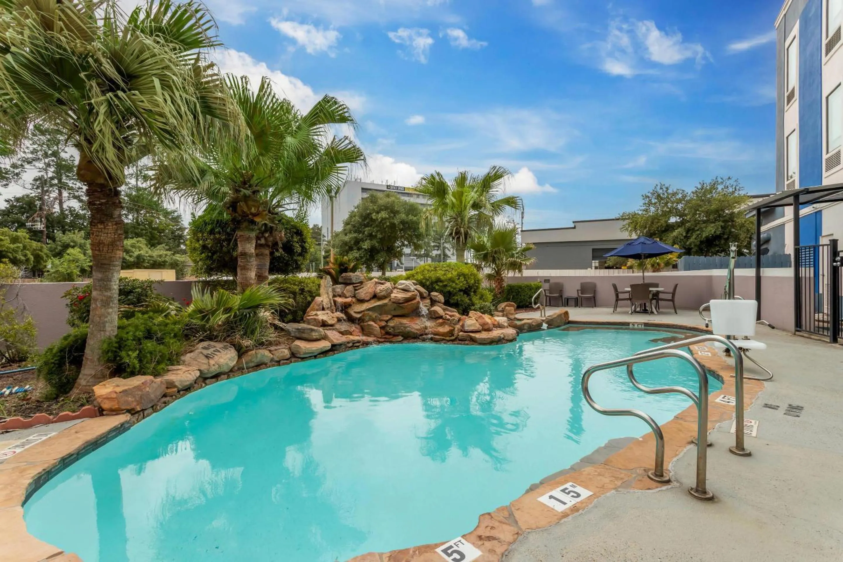 Swimming pool in Comfort Inn & Suites Houston FM1960 - Champions