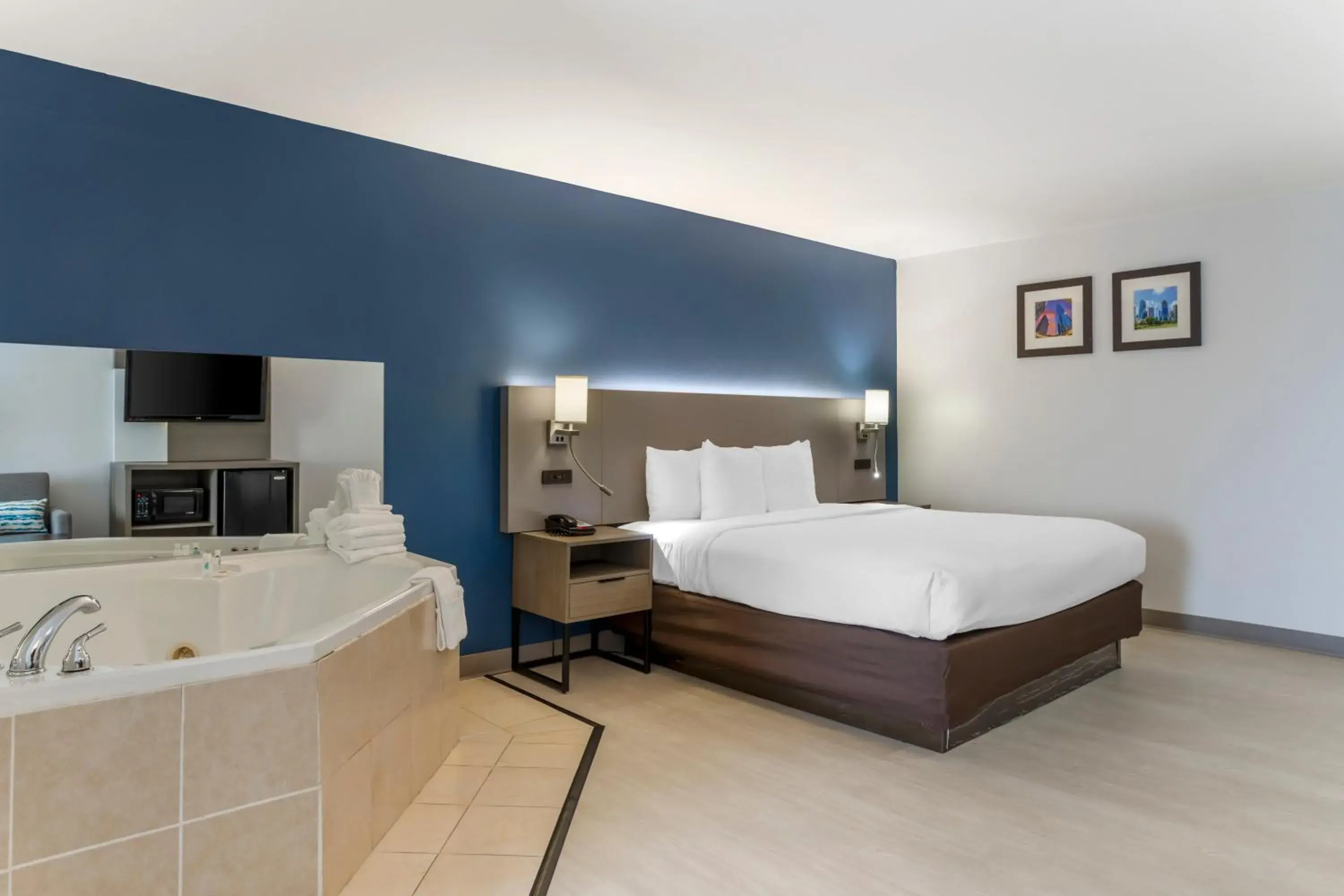 King Suite with Jetted Tub in Comfort Inn & Suites Houston FM1960 - Champions King Suite with Jetted Tub in Comfort Inn & Suites Houston FM1960 - Champions