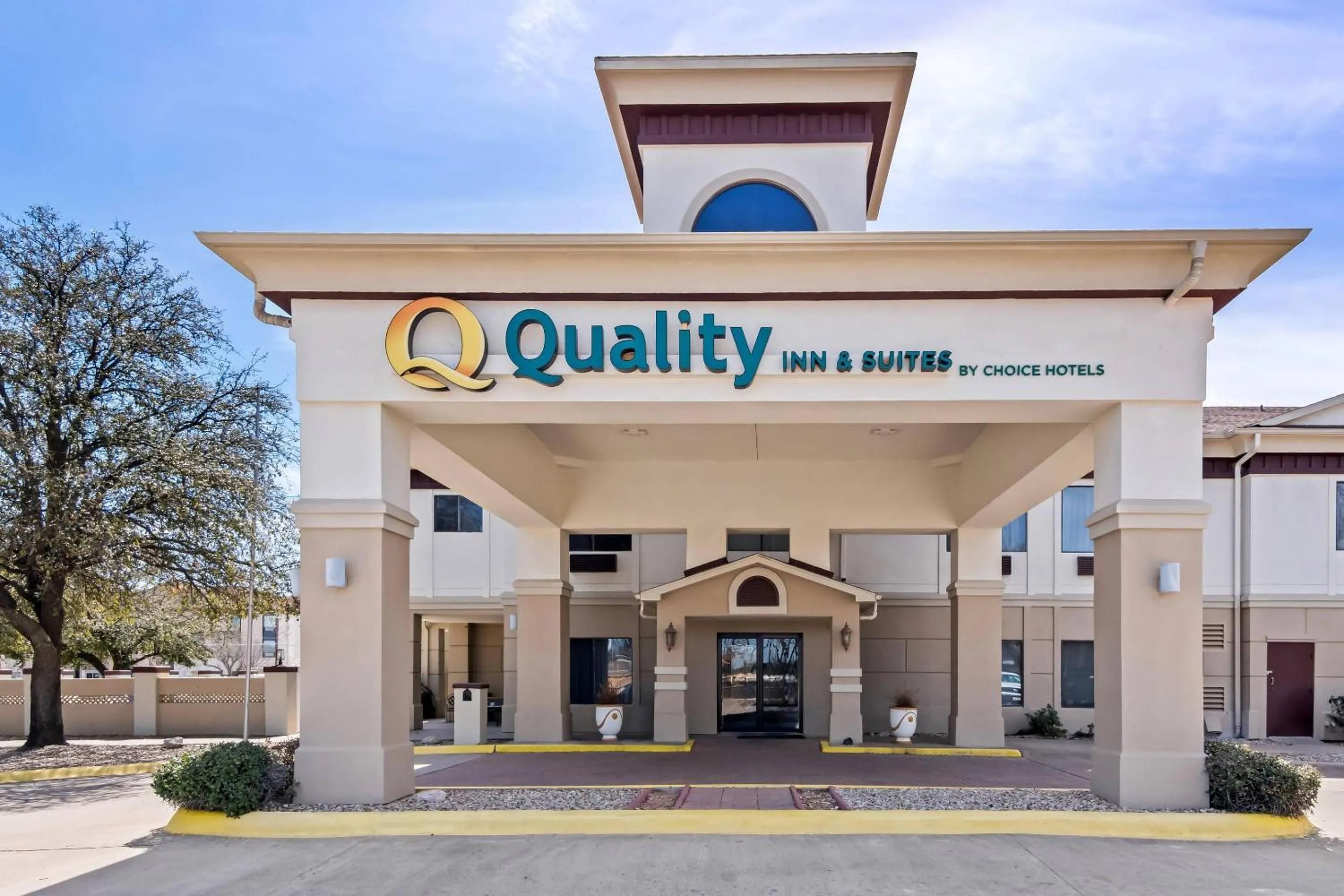 Property building in Quality Inn & Suites - Granbury