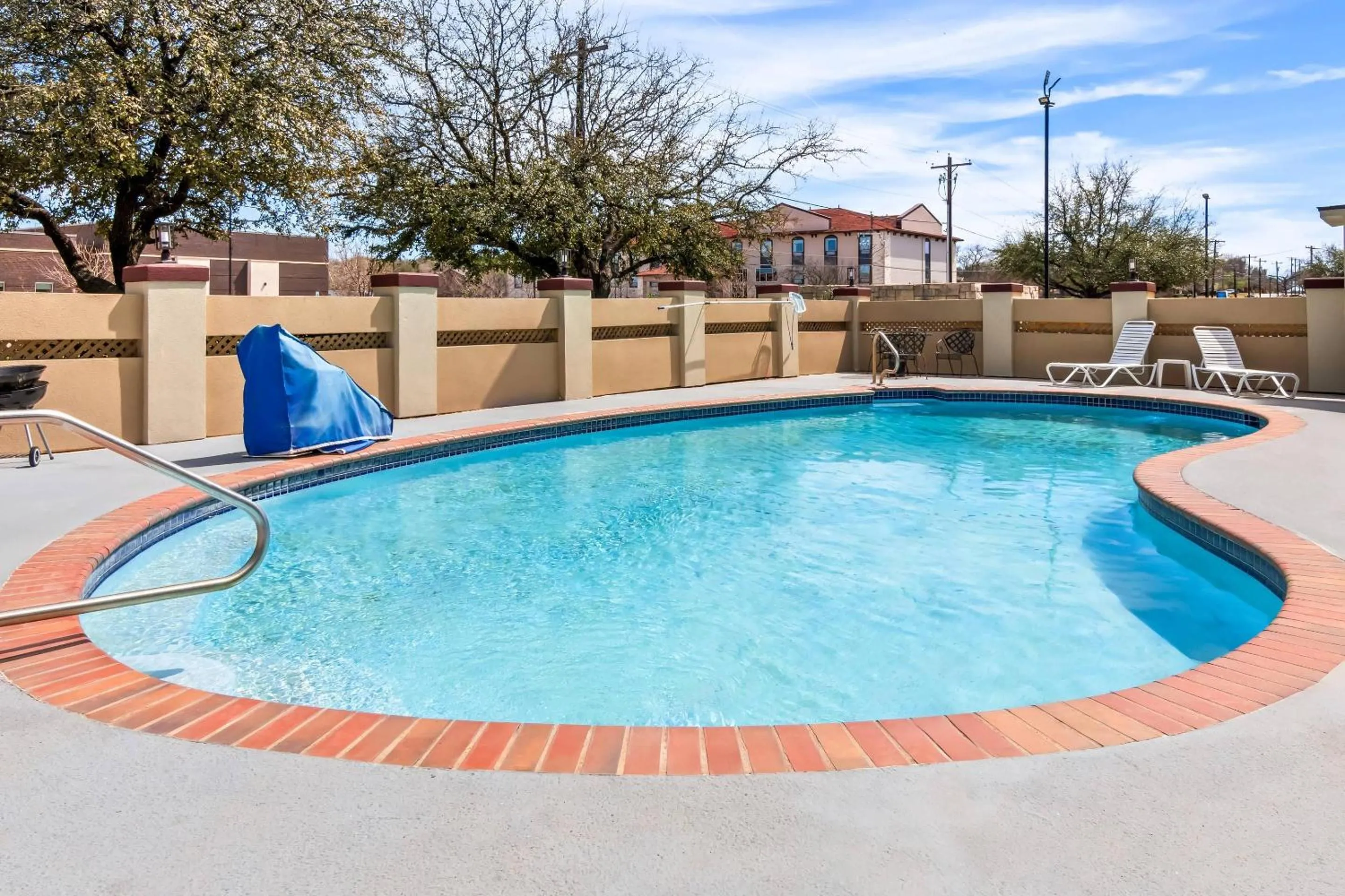 Swimming pool in Quality Inn & Suites - Granbury