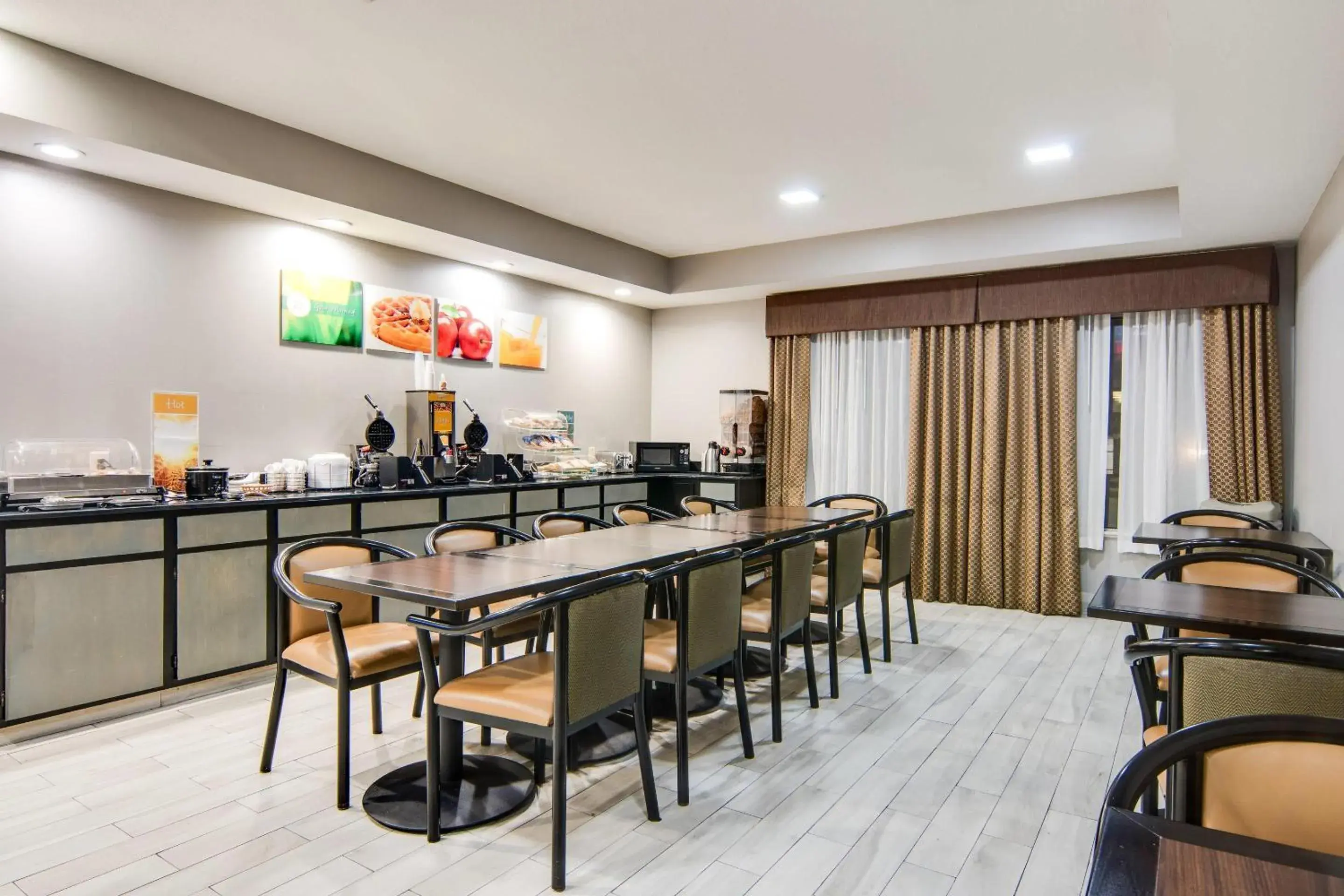 Breakfast in Quality Inn & Suites - Granbury Breakfast in Quality Inn & Suites - Granbury