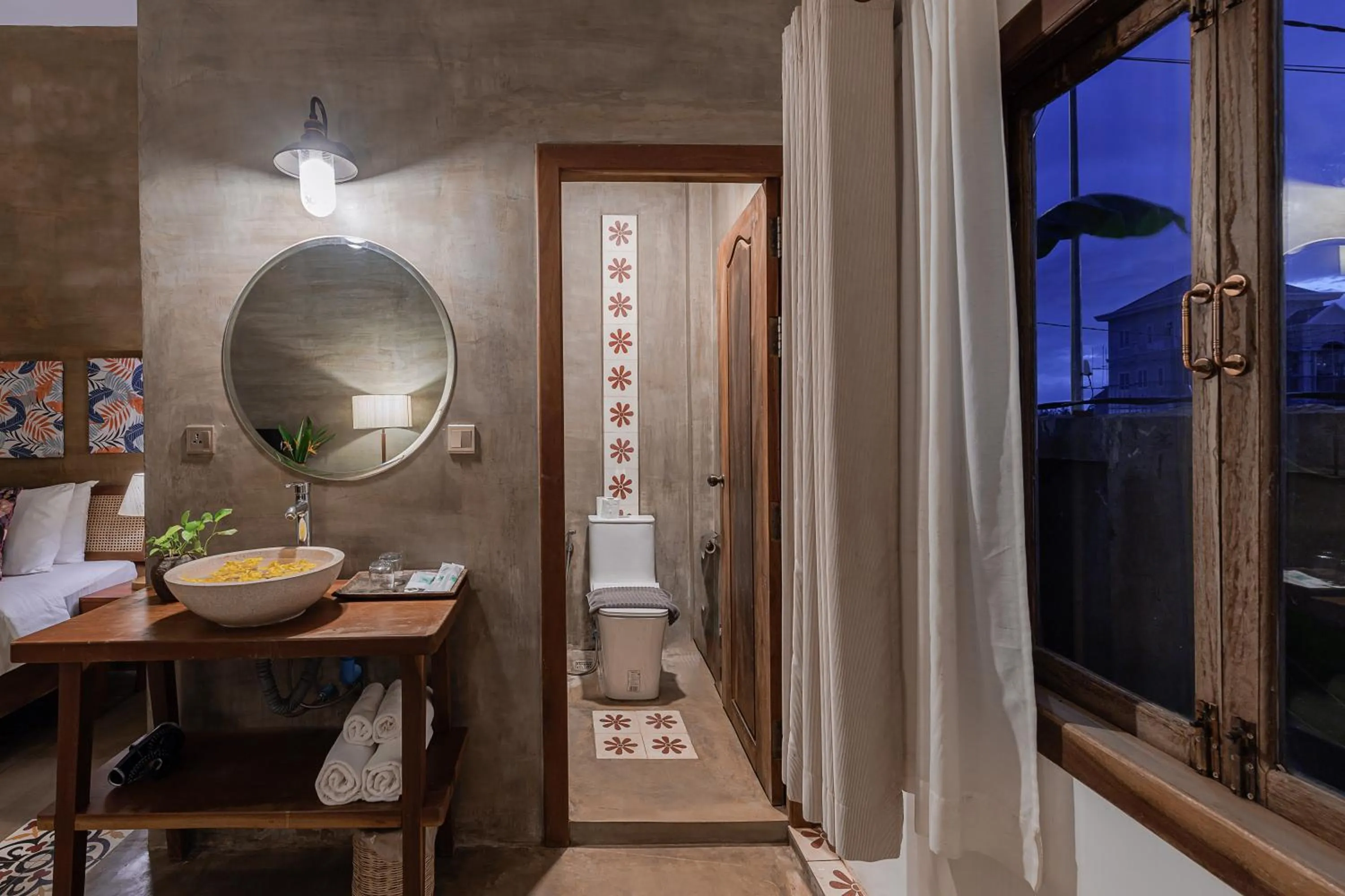 Toilet in Dontrei Villa Angkor