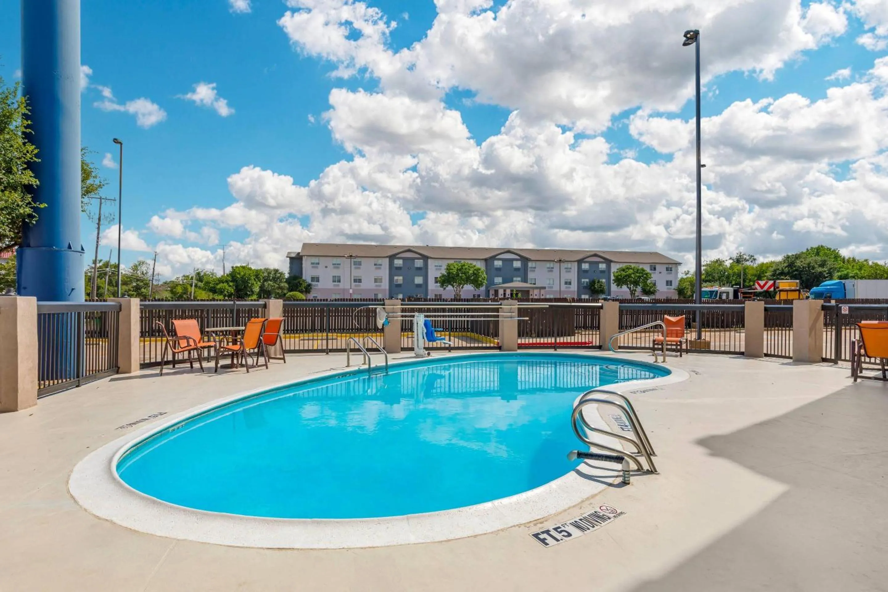 Swimming pool in Comfort Inn Wichita Falls North