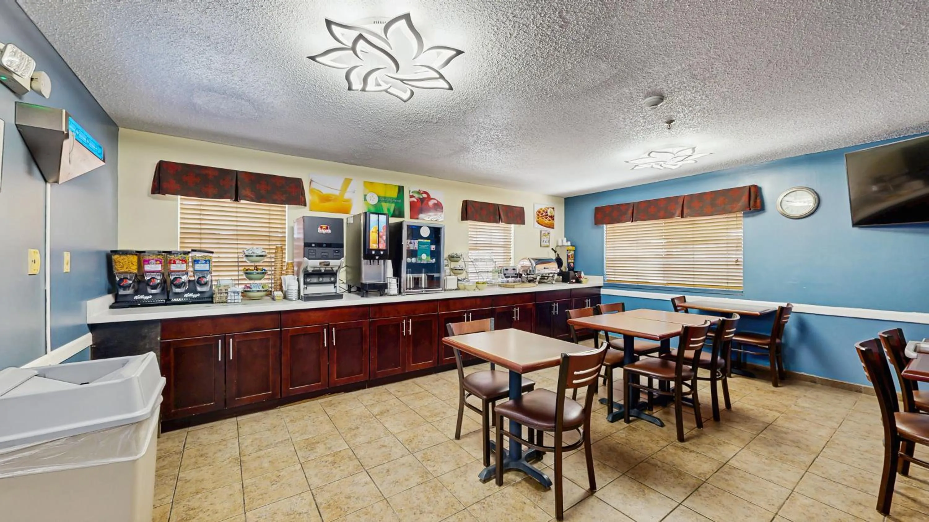 Buffet breakfast in Quality Inn Van Horn