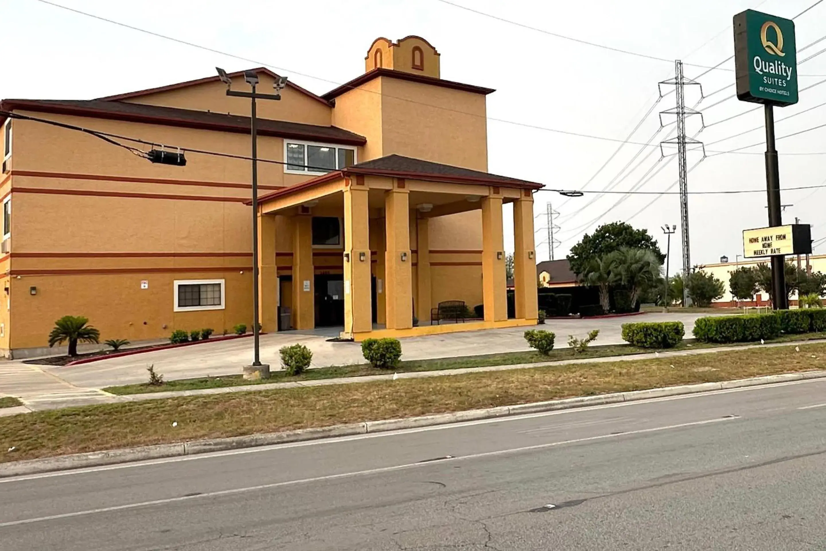 Property building in Quality Suites San Antonio Brooks City Base Property building in Quality Suites San Antonio Brooks City Base