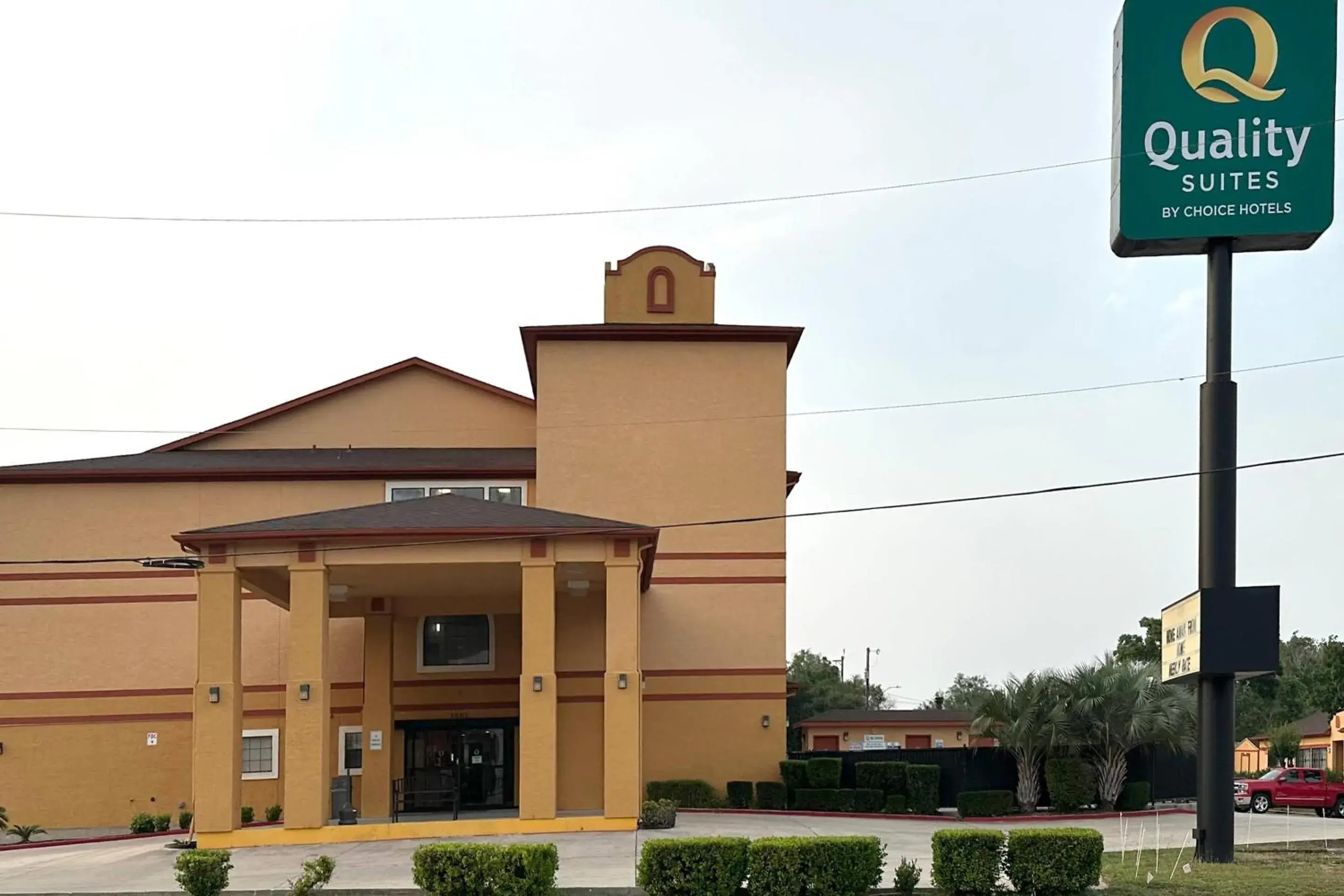 Property building in Quality Suites San Antonio Brooks City Base Property building in Quality Suites San Antonio Brooks City Base