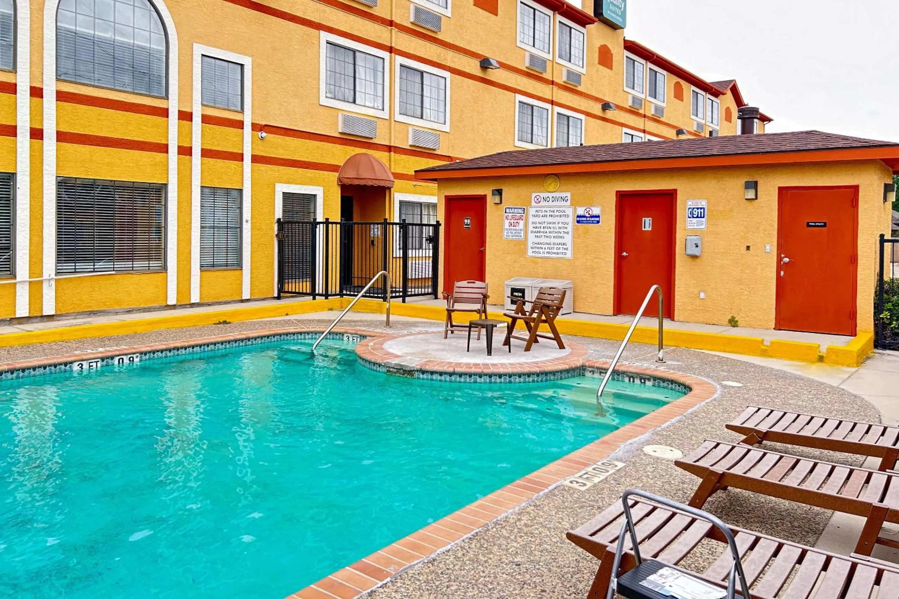Swimming pool in Quality Suites San Antonio Brooks City Base