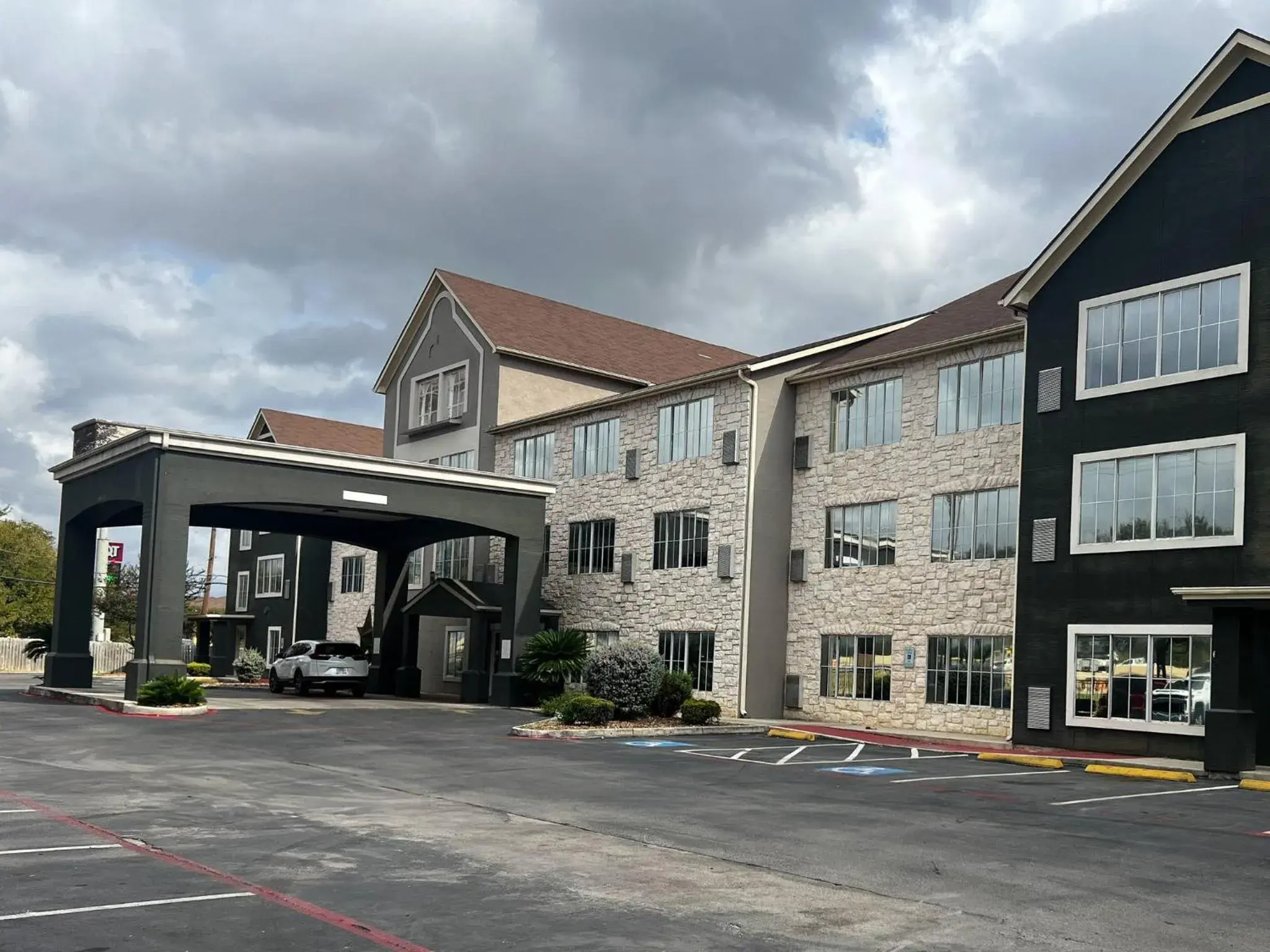 Property building in Pulse Pnt Stes at Fort Sam Hou Property building in Pulse Pnt Stes at Fort Sam Hou