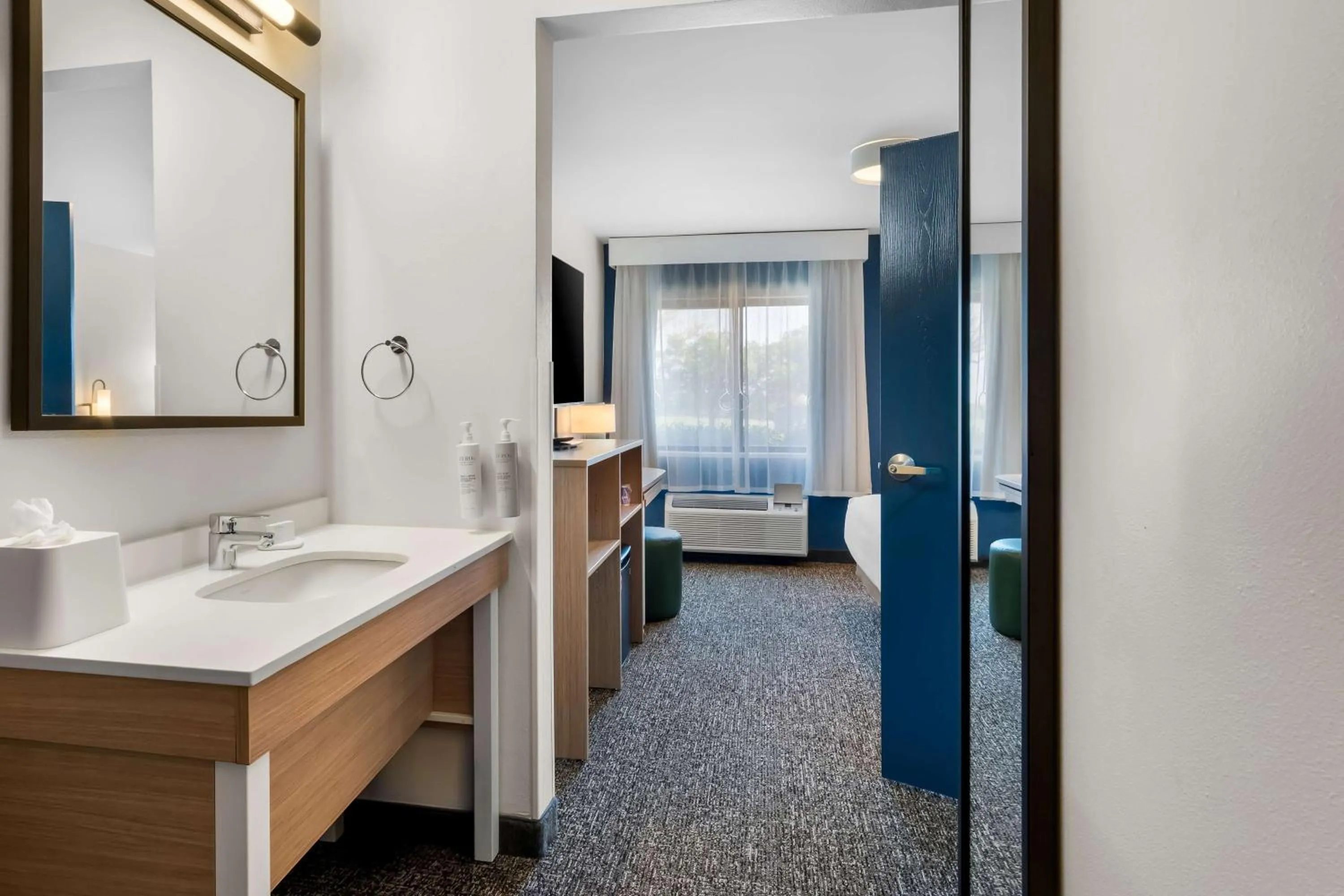 Photo of the whole room, Bed in Spark By Hilton Grapevine DFW North