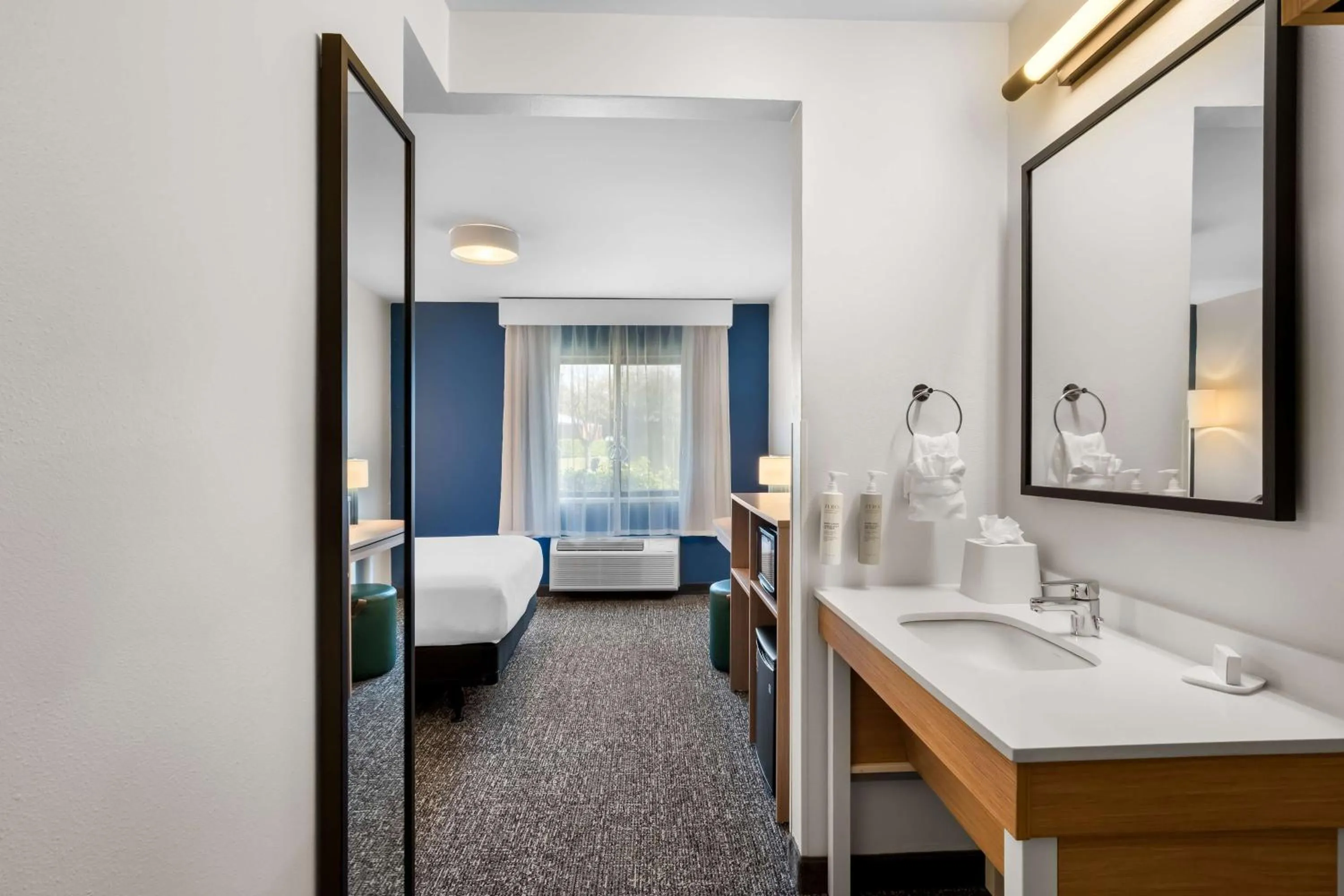 Photo of the whole room, Bed in Spark By Hilton Grapevine DFW North