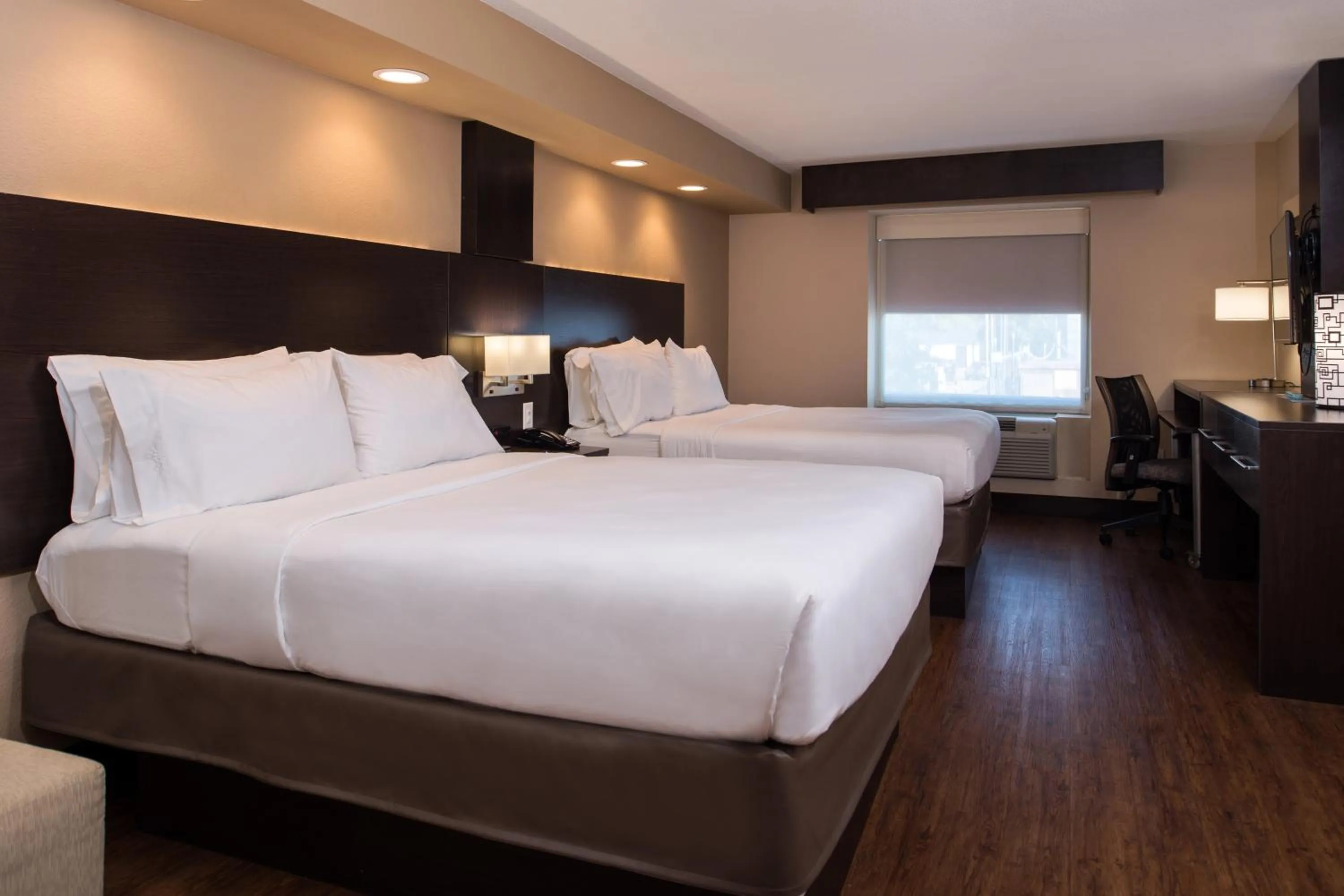 Photo of the whole room, Bed in Holiday Inn Express & Suites San Antonio Medical - Six Flags by IHG