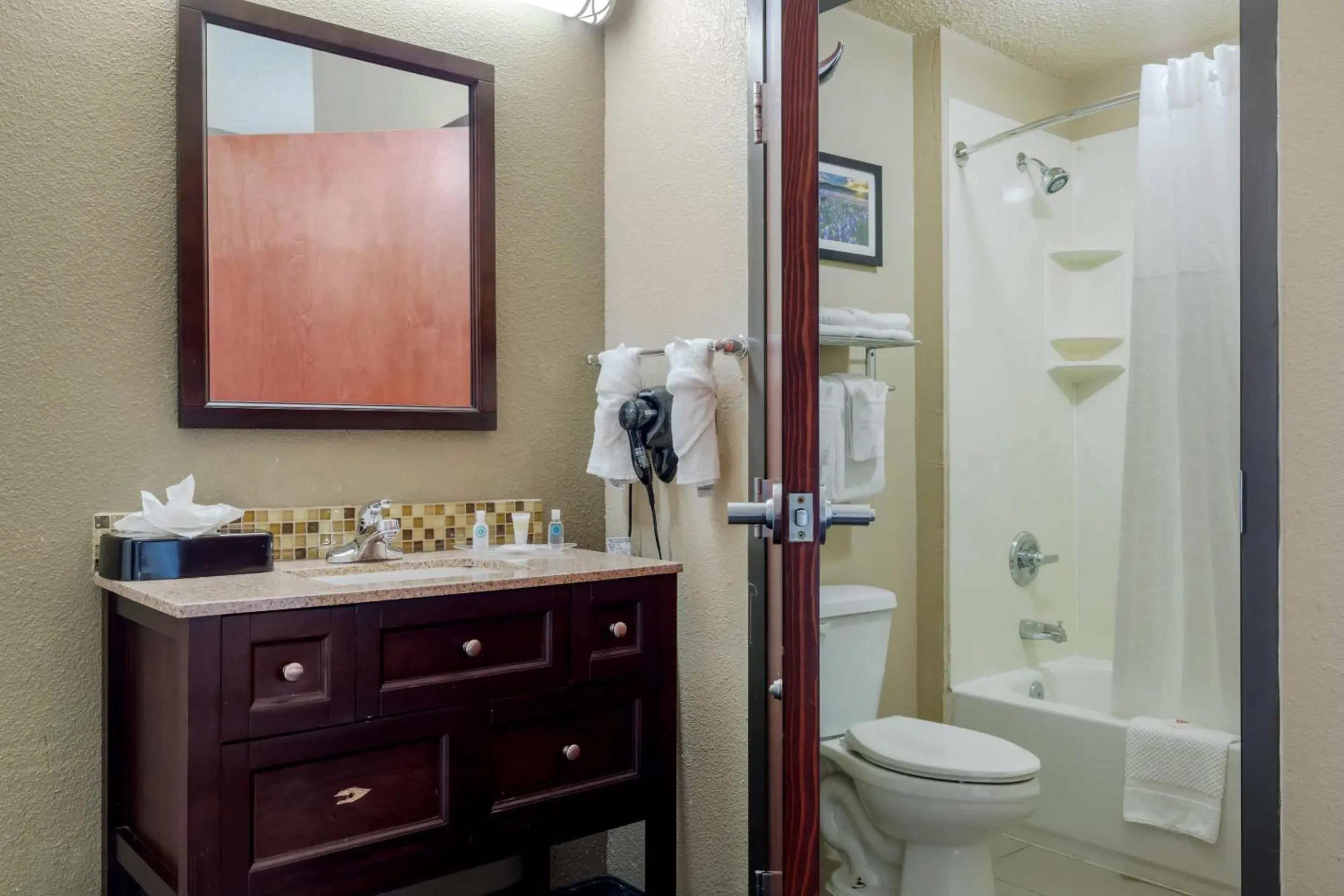 Bedroom in Comfort Suites Waco North - Near University Area Bedroom in Comfort Suites Waco North - Near University Area