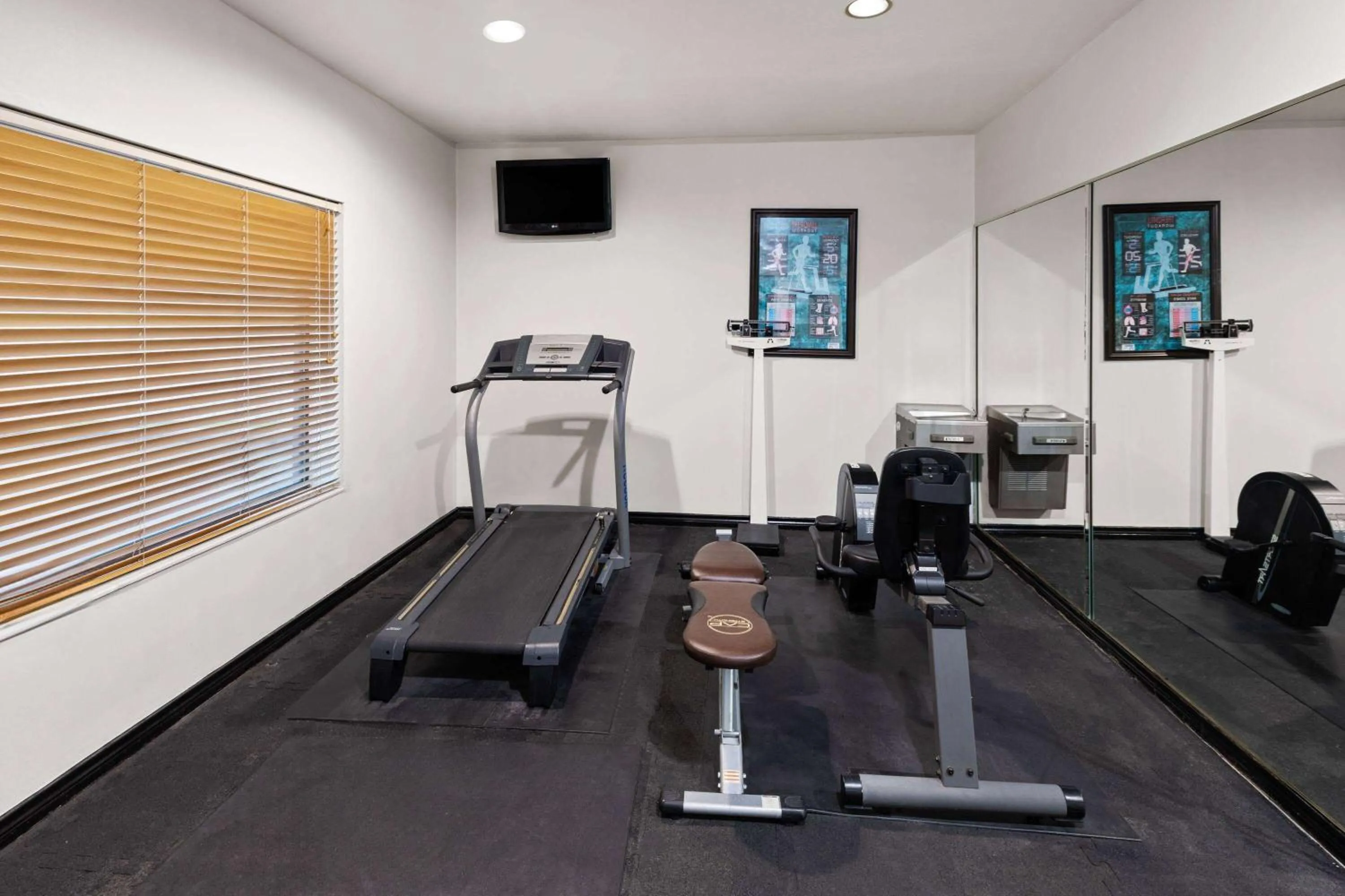 Fitness centre/facilities in Baymont by Wyndham Houston Brookhollow