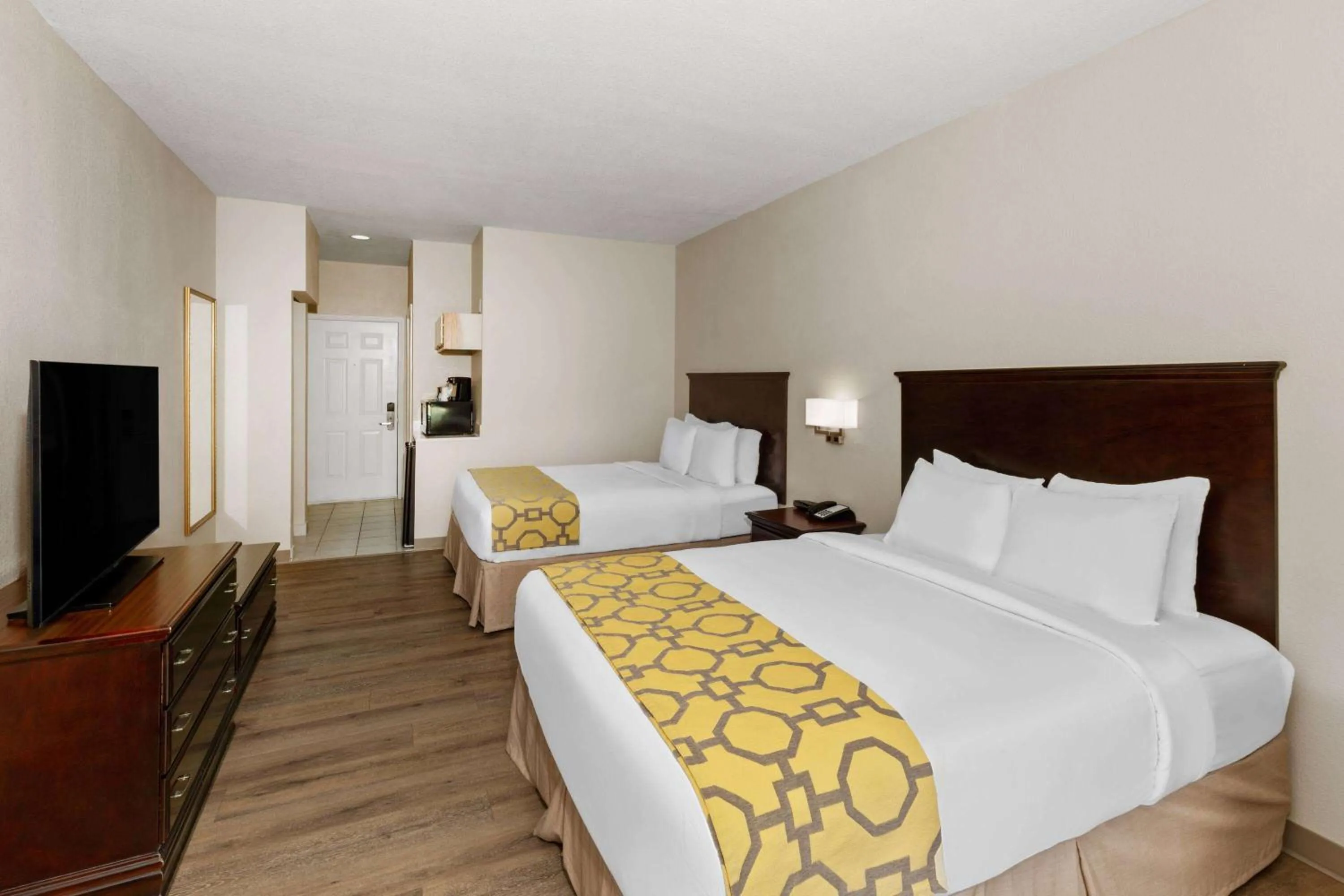 Photo of the whole room, Bed in Baymont by Wyndham Houston Brookhollow